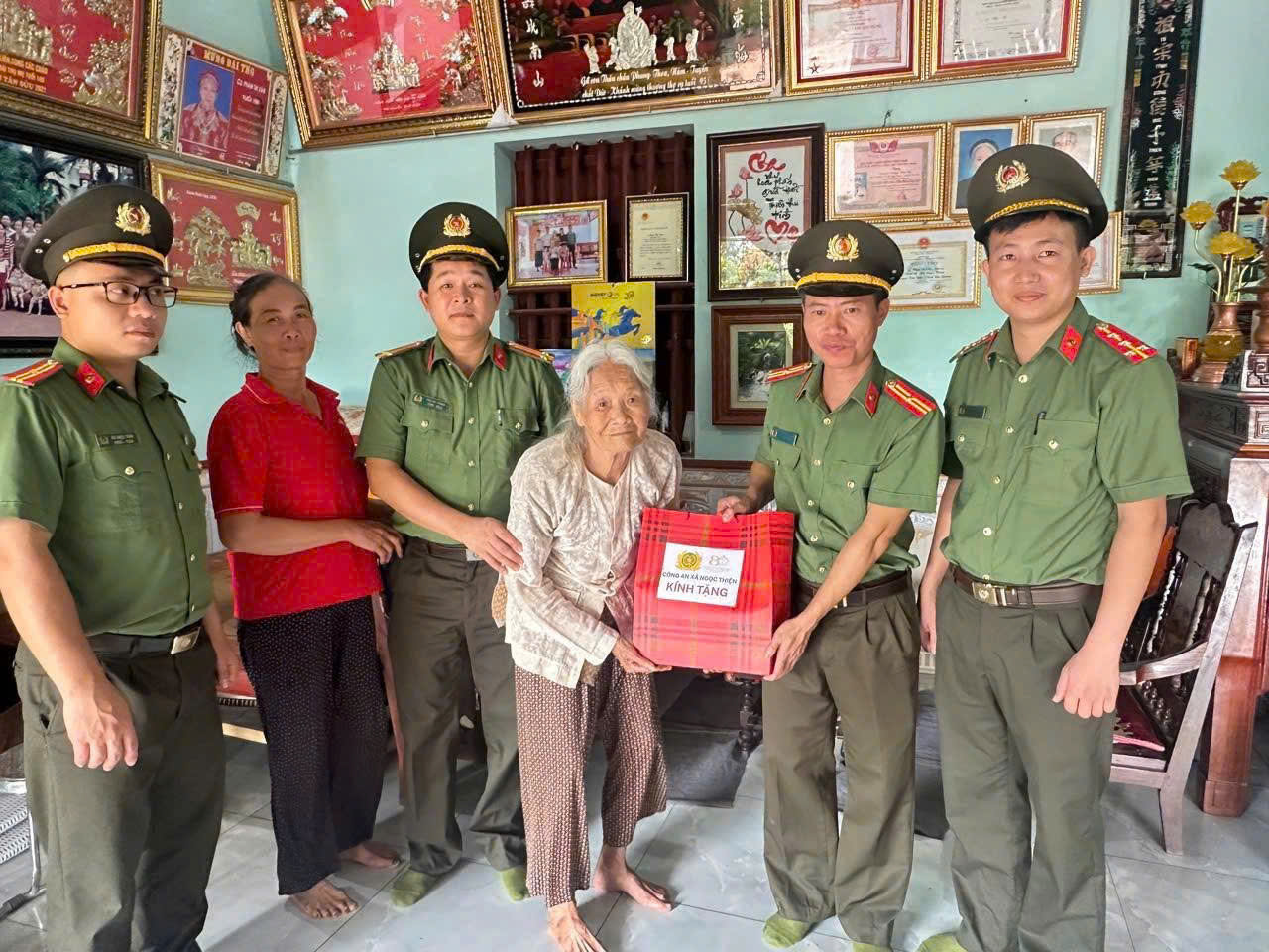 Ngọc Thiện tặng quà bà mẹ việt nam anh hùng Tạ Thị Kiều.jpg