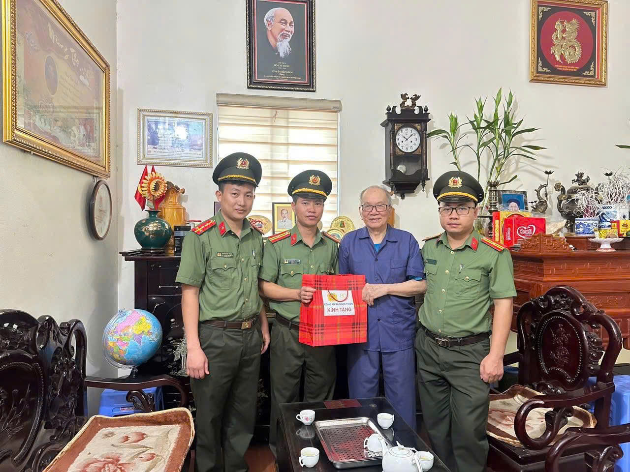 Ngọc Thiện tặng quà đ.c Nguyễn Thái Giám - AHLLVT ND.jpg
