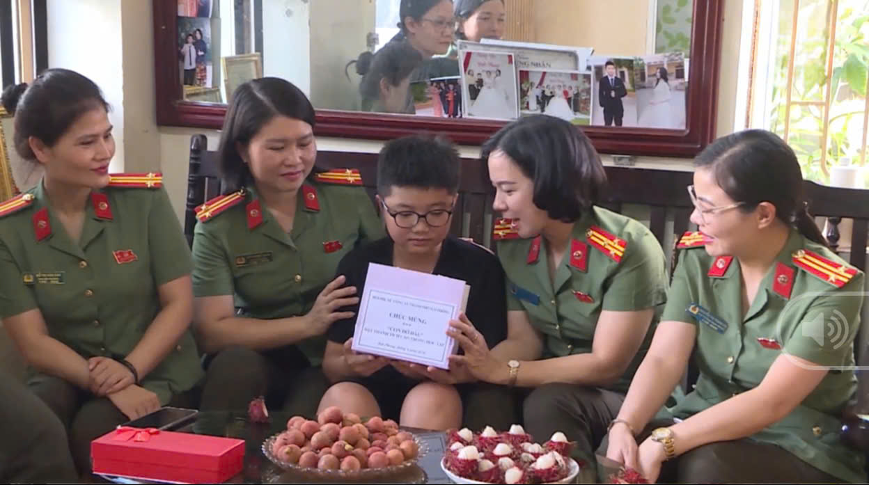 MẸ ĐỠ ĐẦU.jpg