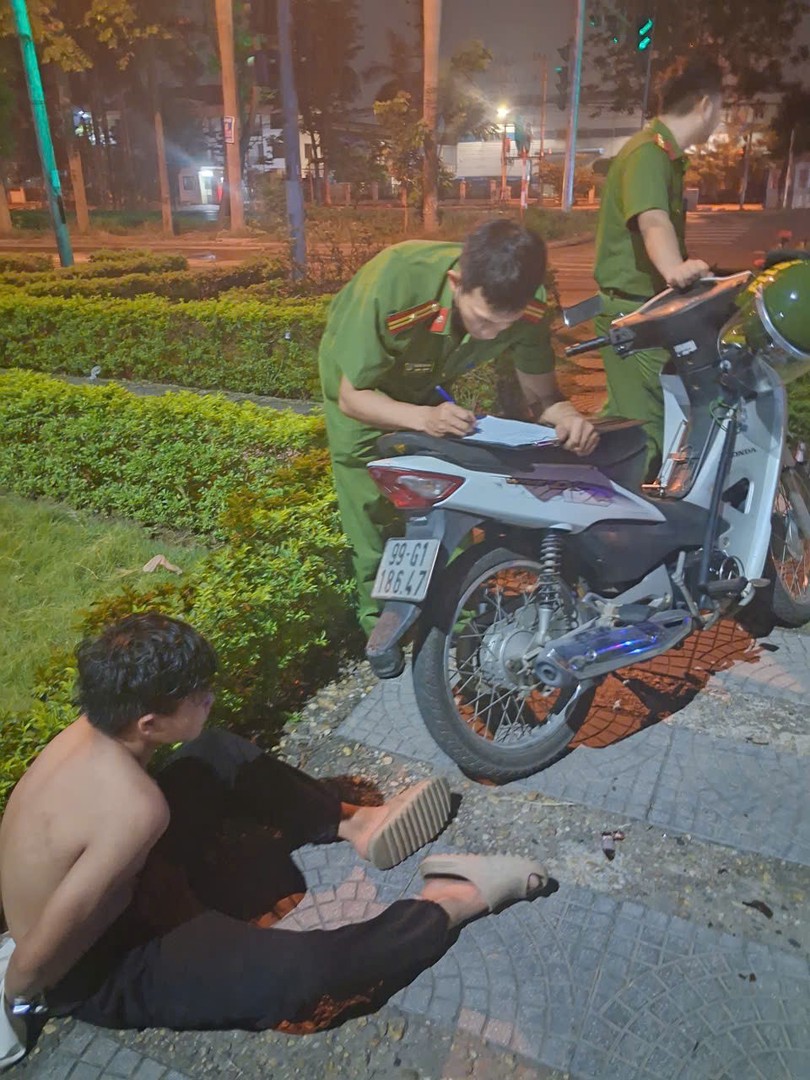 Cảnh sát 113 tạm giữ đối tượng có hành vi dùng vỏ chai bia ném người đi đường tại khu vực QL18 trên địa bàn phường Nam Sơn.jpg