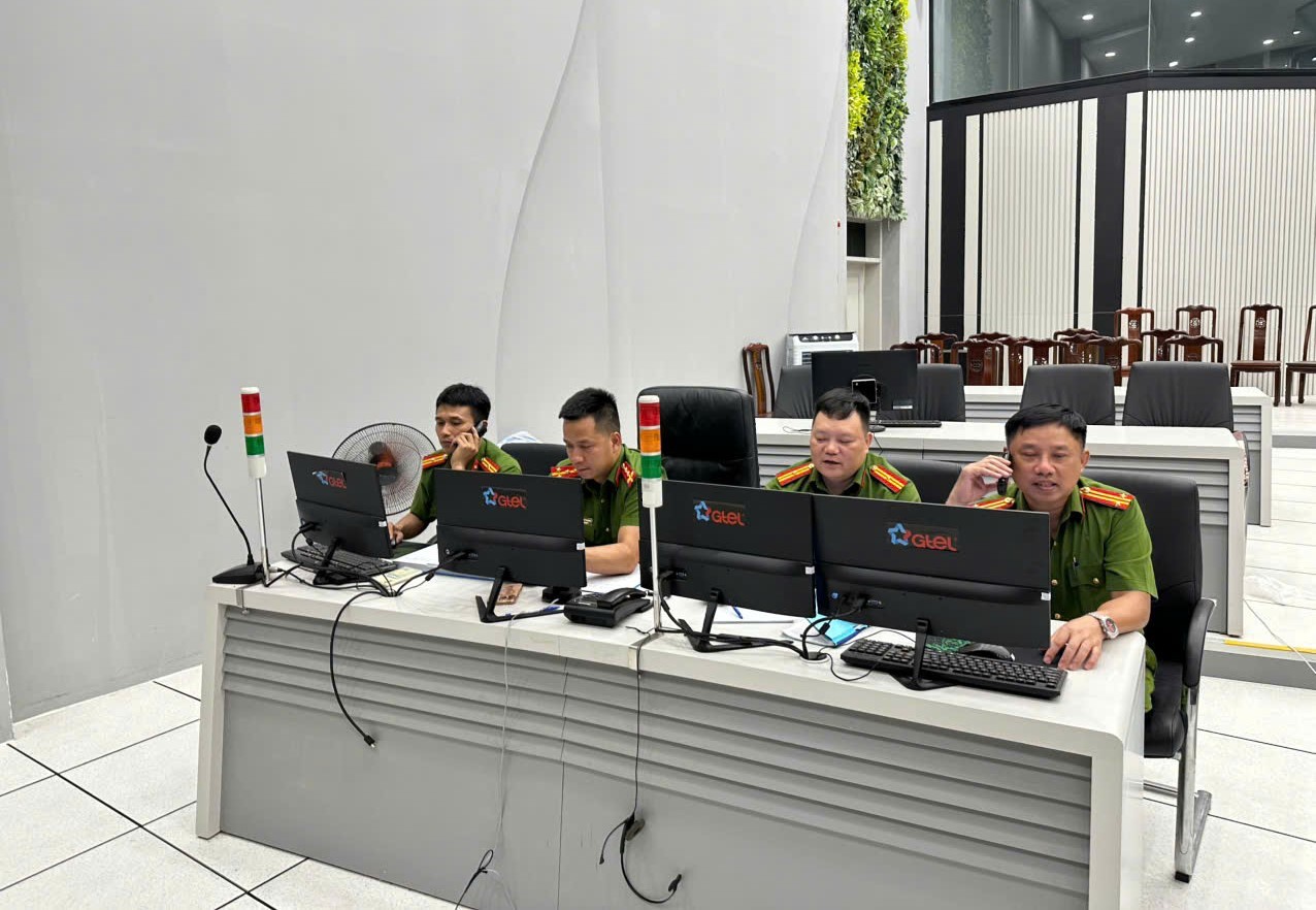 Cán bộ CS113 Phòng Cảnh sát QLHC về TTXH thực hiện nhiệm vụ trực tiếp nhận tin báo về ANTT tại Trung tâm chỉ huy thông tin, Công an tỉnh Bắc Ninh.jpg