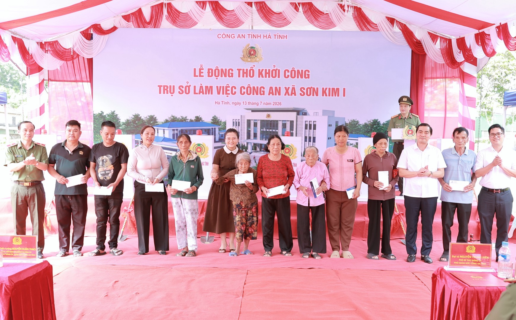 Ban tổ chức trao tặng 10 suất quà cho 10 hộ gia đình có hoàn cảnh khó khăn trên địa bàn xã Sơn Kim 1IMGL0551.JPG