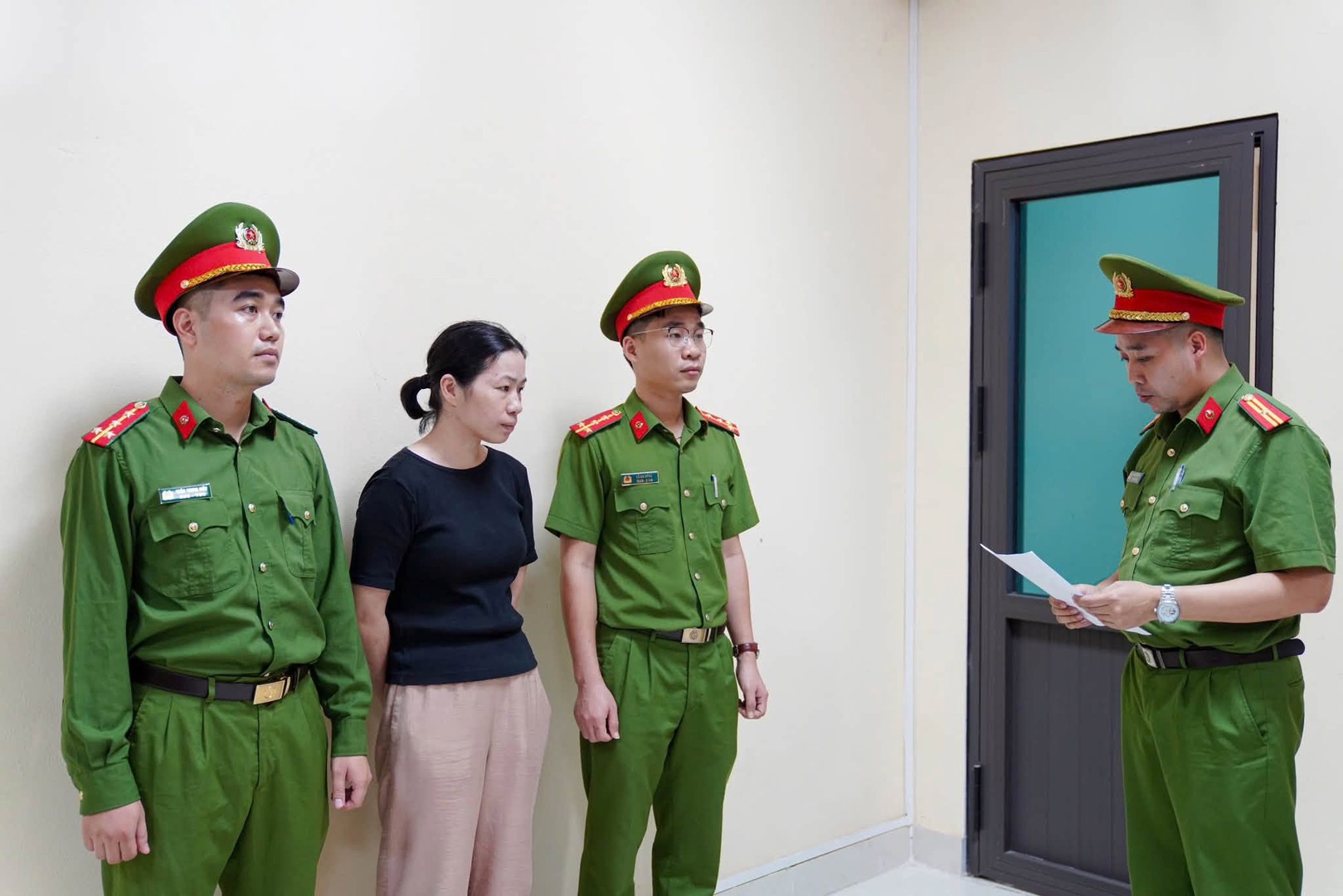 Cơ quan CSĐT Công an tỉnh Phú Thọ thi hành lệnh khởi tố bị can đối với Nguyễn Thị Thanh Huyền, SN 1981, trú tại phường Nông Trang, Giám đốc Công ty TNHH Thương mại và Dịch vụ Sông Lam.jpg