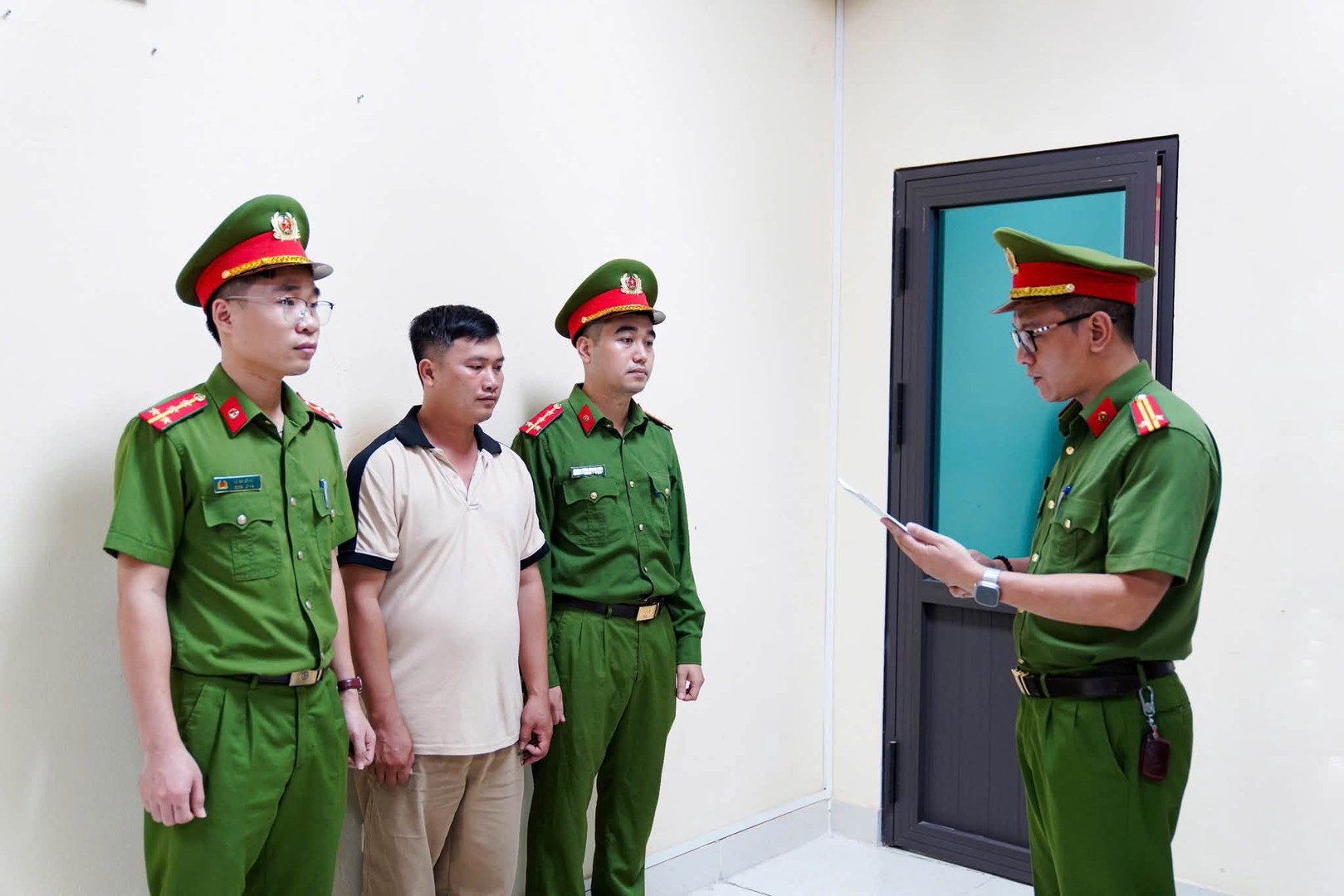 Cơ quan CSĐT Công an tỉnh Phú Thọ thi hành lệnh khởi tố bị can đối với Nguyễn Văn Hưng, SN 1989, trú tại phường Nông Trang, nhân viên kỹ thuật Công ty TNHH Thương mại và Dịch vụ Sông Lam.jpg