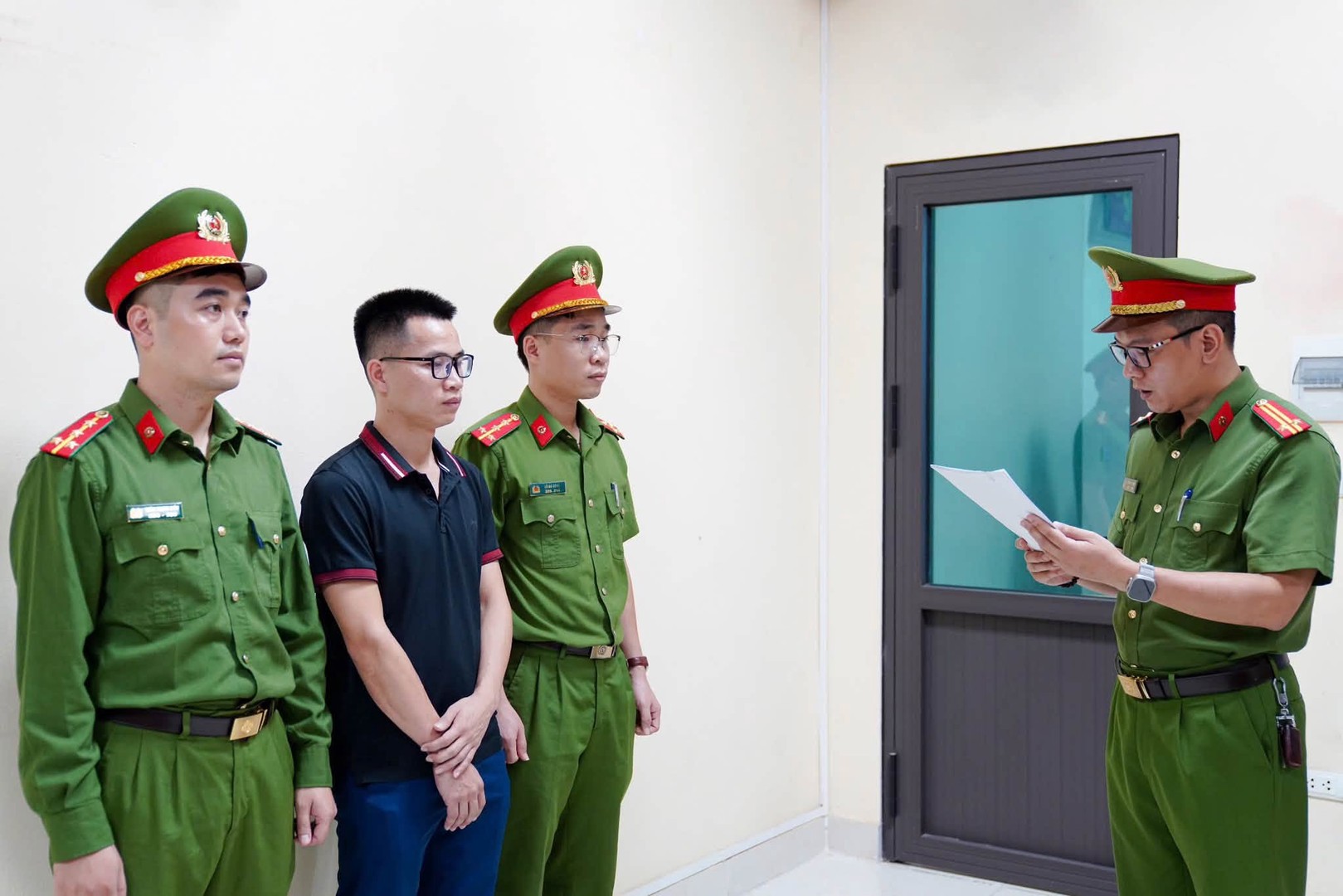 Cơ quan CSĐT Công an tỉnh Phú Thọ thi hành Lệnh khởi tố bị can đối với Khuất Tiến Minh, SN 1990; trú tại xã Phúc Lộc (TP Hà Nội) - Giám đốc Công ty TNHH Giải pháp Công nghệ Tek-Solution.jpg