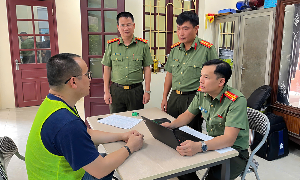 Lãnh đạo Công an tỉnh trực tiếp thẩm vấn đối tượng cầm đầu đường dây tại Việt Nam - Đinh Đức Phụng (biệt danh Simon) tại cơ quan điều tra..jpg