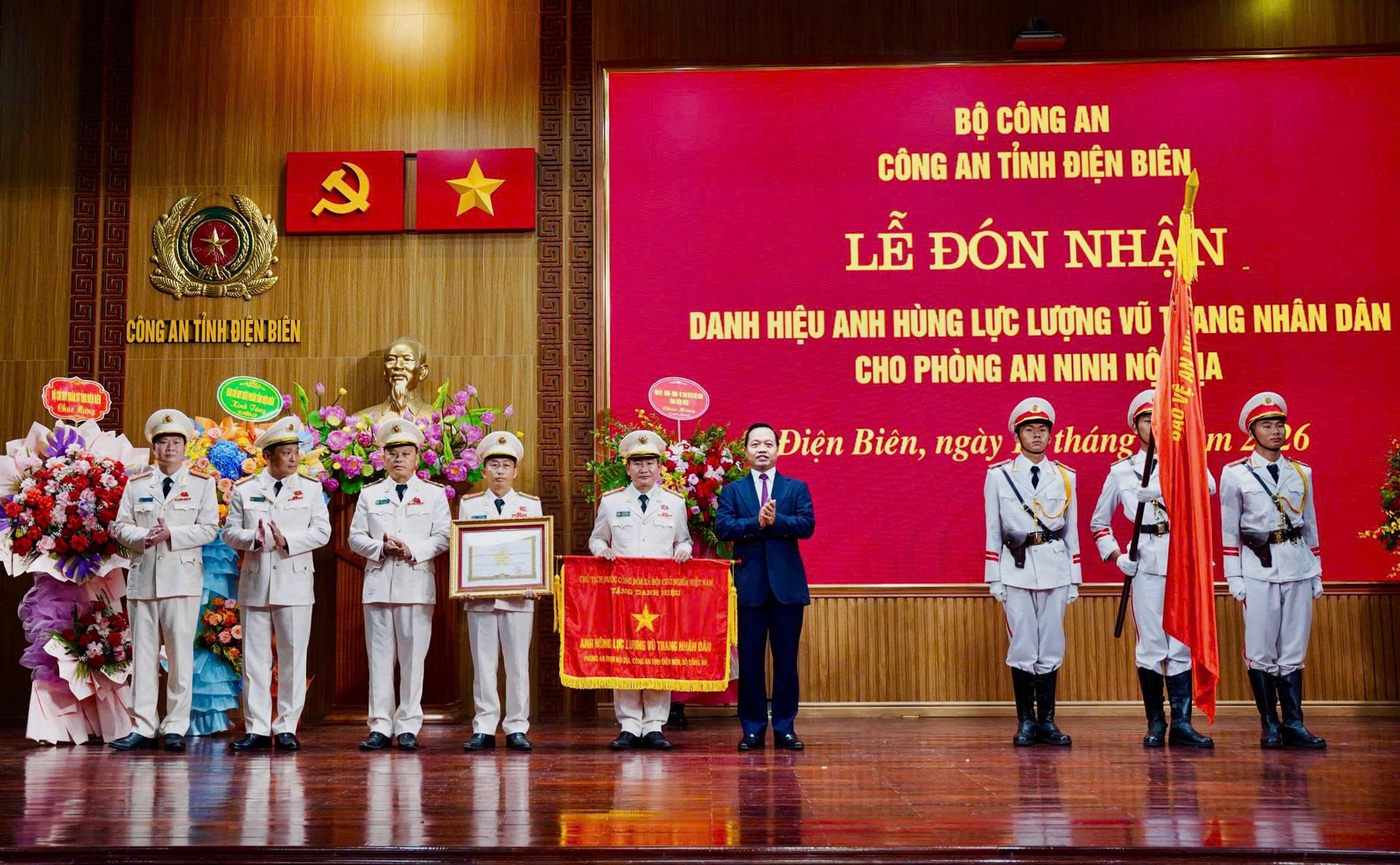 Đồng chí Trần Tiến Dũng, UVTW Đảng, Bí thư Tỉnh ủy Điện Biên thừa ủy quyền của Chủ tịch nước trao danh hiệu Anh hùng lực lượng vũ trang nhân dân cho phòng An ninh nội địa.jpg