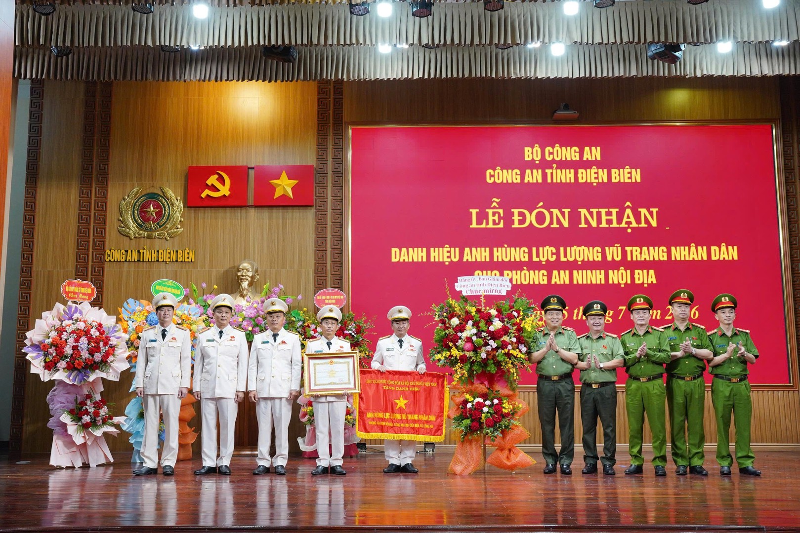 Đảng ủy, Ban Giám đốc Công an tỉnh chúc mừng tập thể phòng An ninh nội địa.jpg
