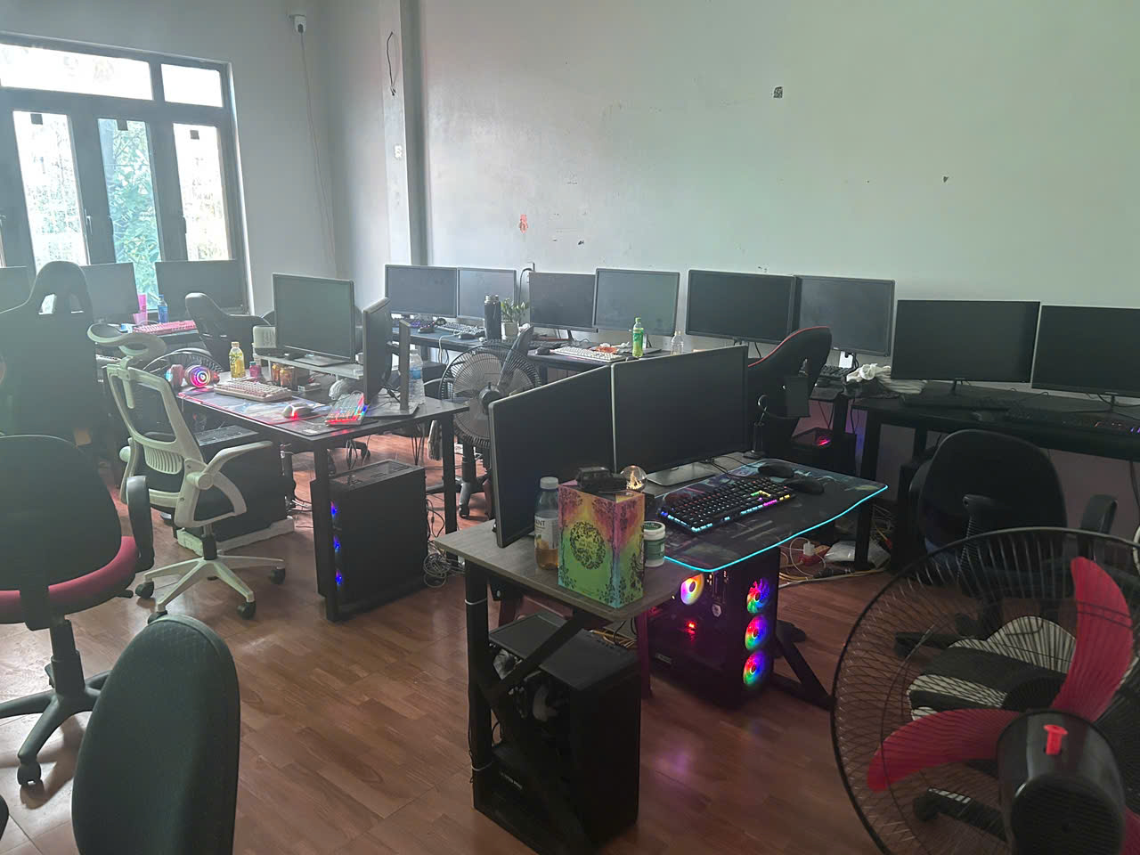 Địa điểm tập hệ thống máy tính để các đối tượng thực hiện hành vi chiếm quyền truy cập Facebook.jpg