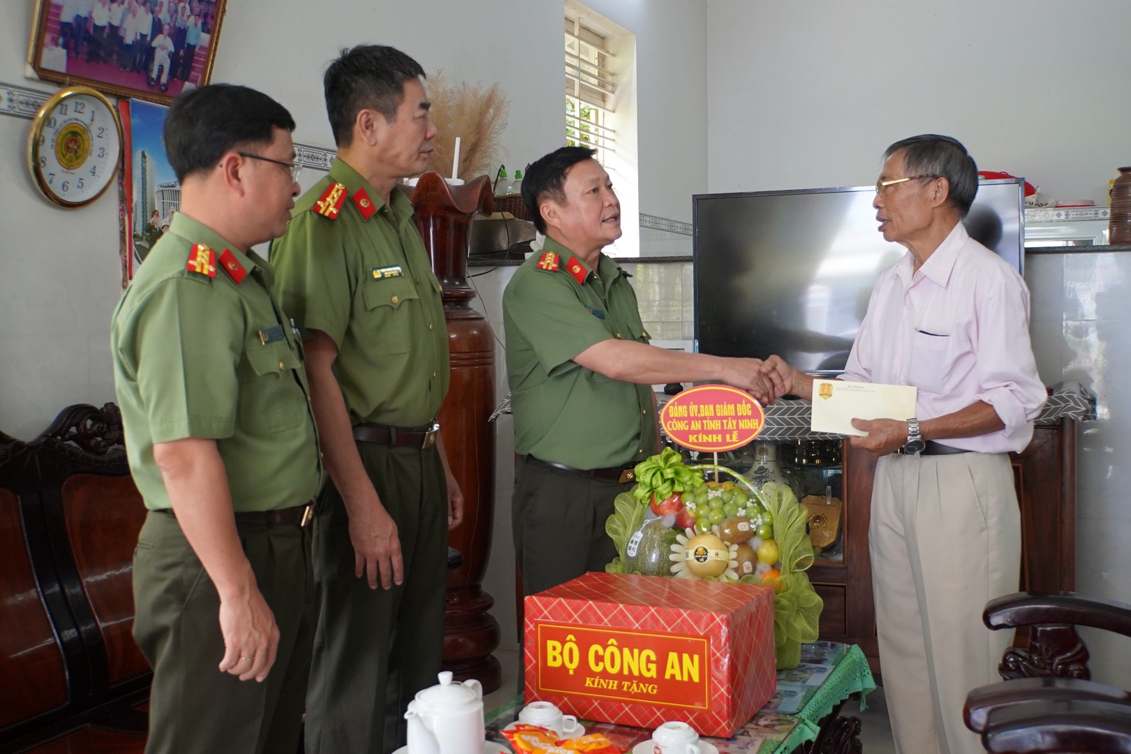 Đoàn thăm Đại tá Phí Công Đại, nguyên Chỉ huy phó Ban Chỉ huy An ninh Công an tỉnh Tây Ninh, thương binh hạng 44..JPG