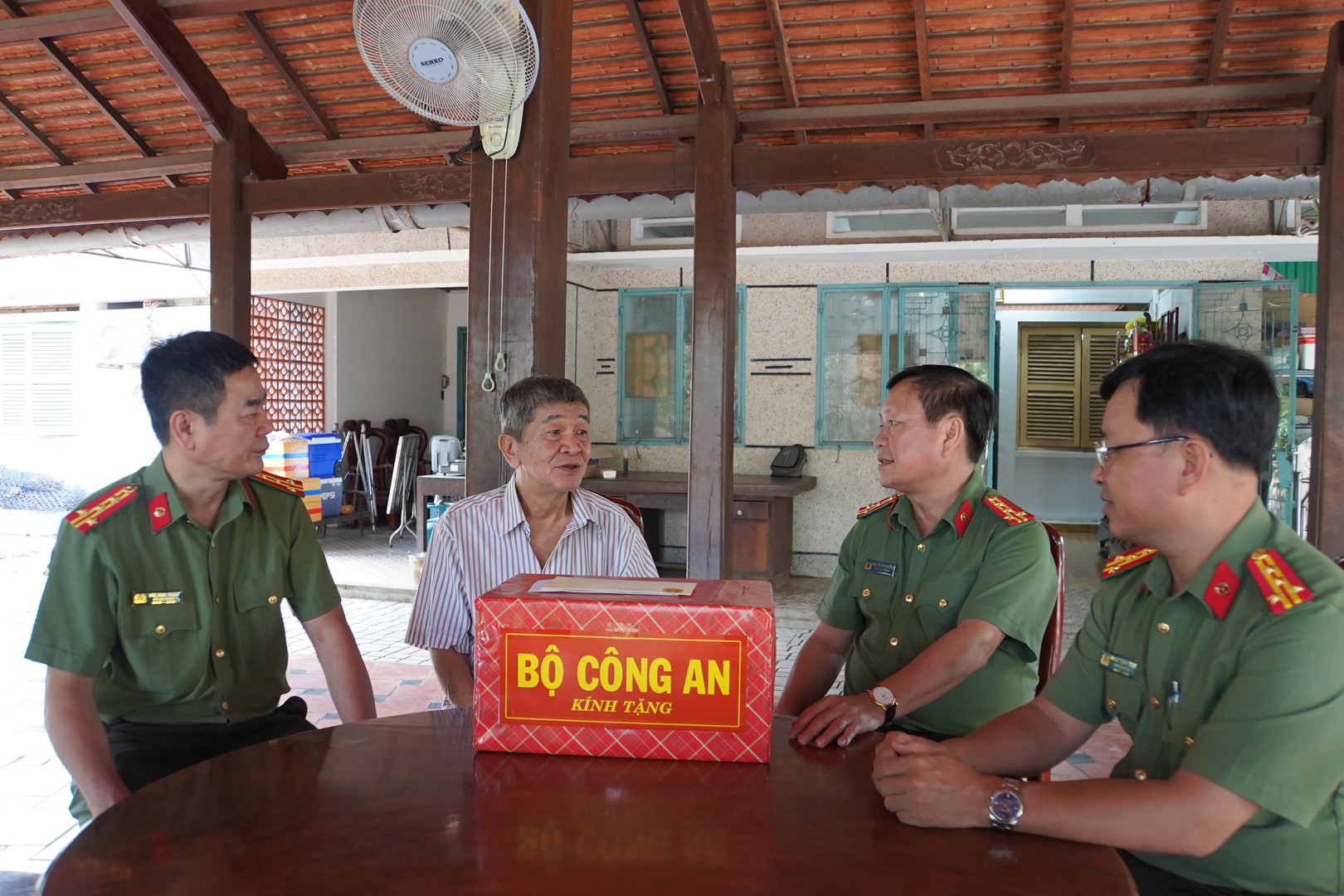 Đoàn thăm gia đình Thiếu tướng Ngô Quang Nghĩa (Chín Nghĩa).JPG