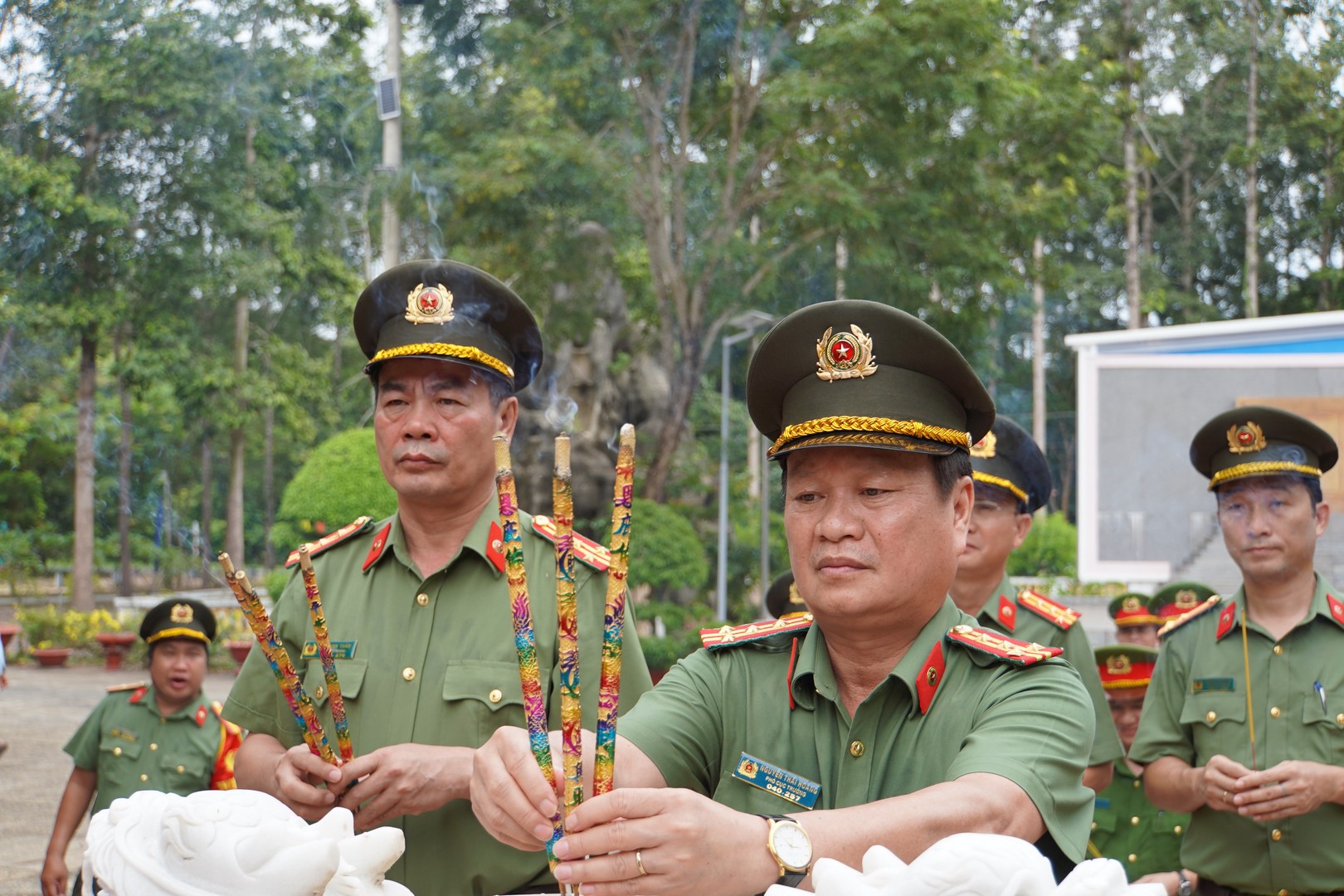 Đoàn thắm nén nhang thơm tri ân các anh hùng liệt sĩ.JPG