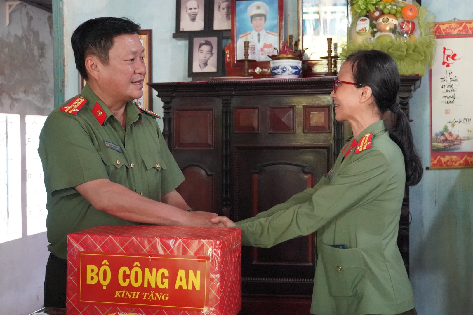 Đại diện đoàn thăm Gia đình Anh hùng Lực lượng vũ trang nhân dân Phan Văn Điền (Mười Thương)..JPG