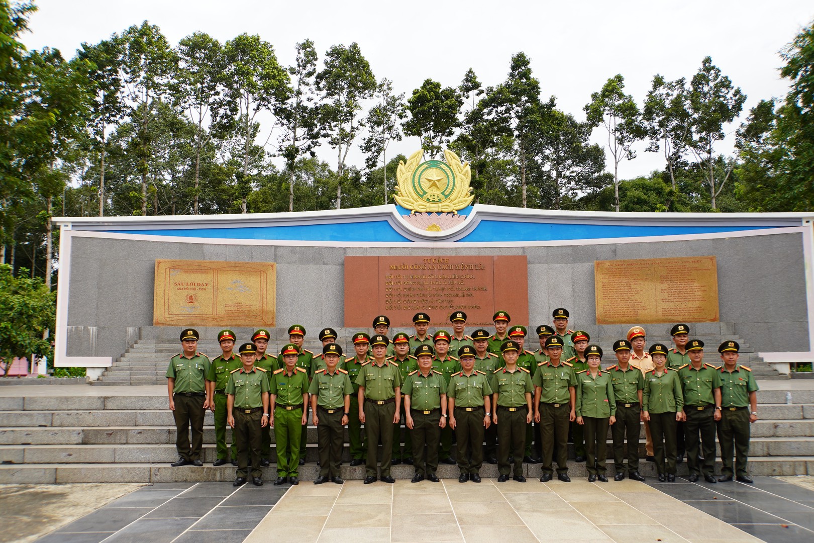 Đoàn chụp hình lưu niệm trước Bức Phù điều 6 điều Bác Hồ dạy CAND.JPG