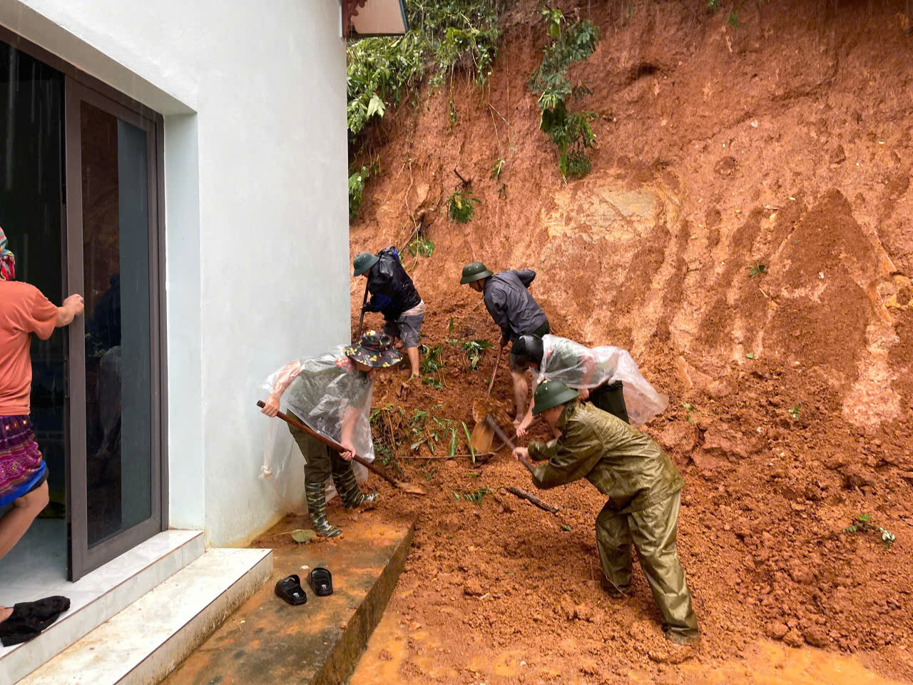 Công an xã Khao Mang giúp nhà dân bị sạt đất vào nhà.jpg