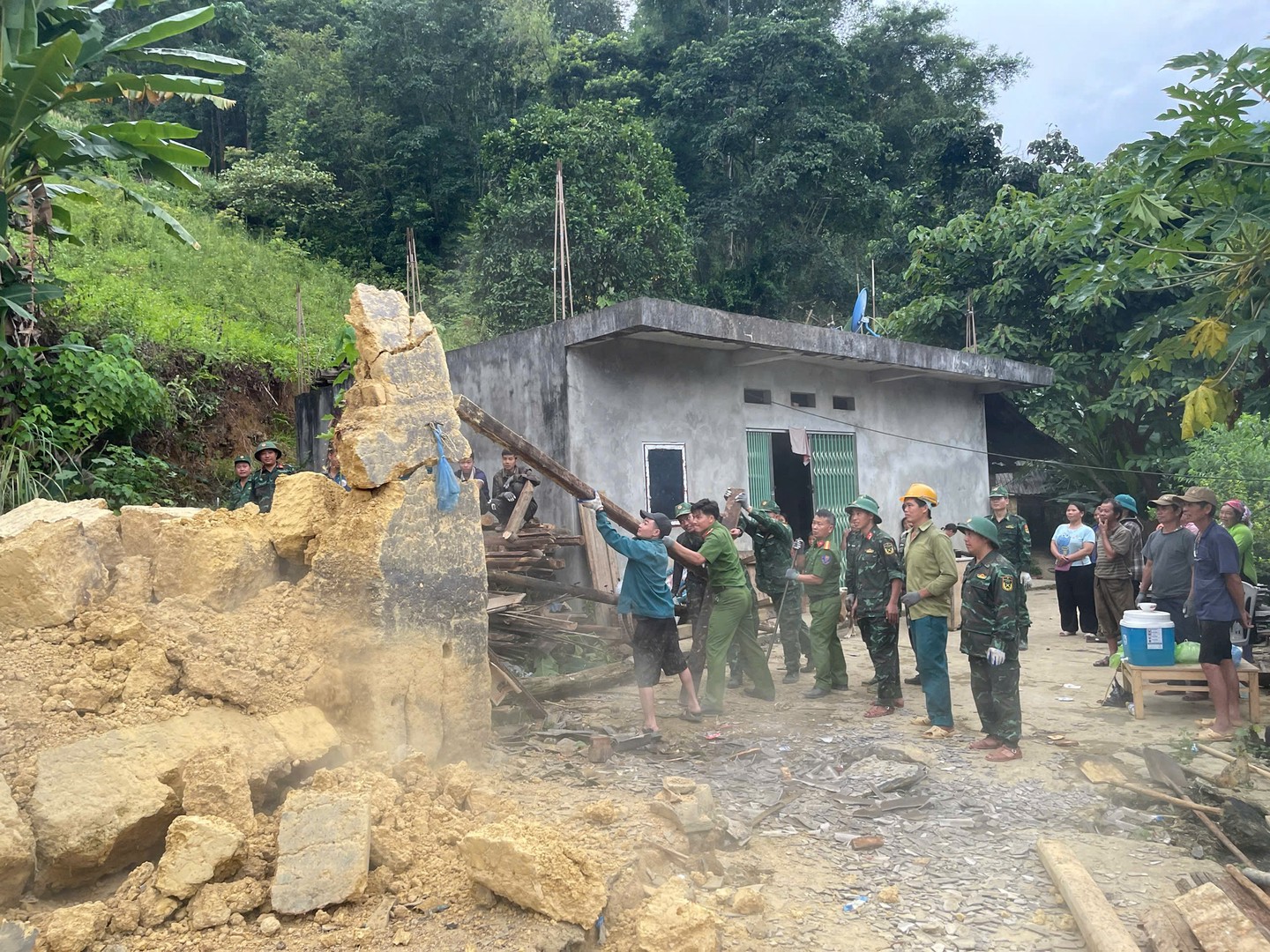 Công an xã Si Ma Cai người dân  dựng lại nhà sau cơn lốc.jpg