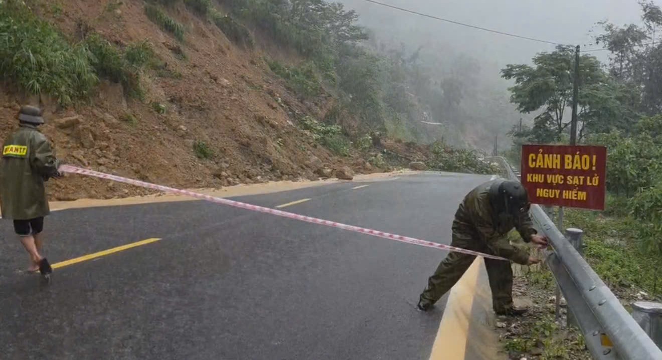 Công an xã Nậm Xé căng dây, cắm biển cảnh báo người dân không đi qua khu vực sạt lở.jpg