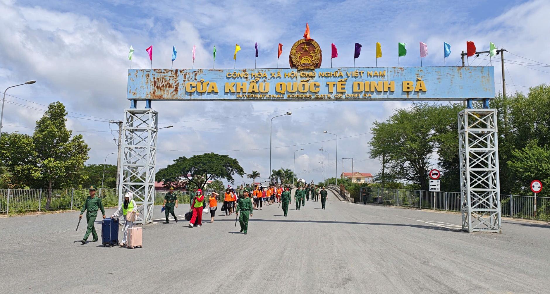 Lực lượng chức năng tiếp nhận số công dân do phía Campuchia trao trả.jpeg