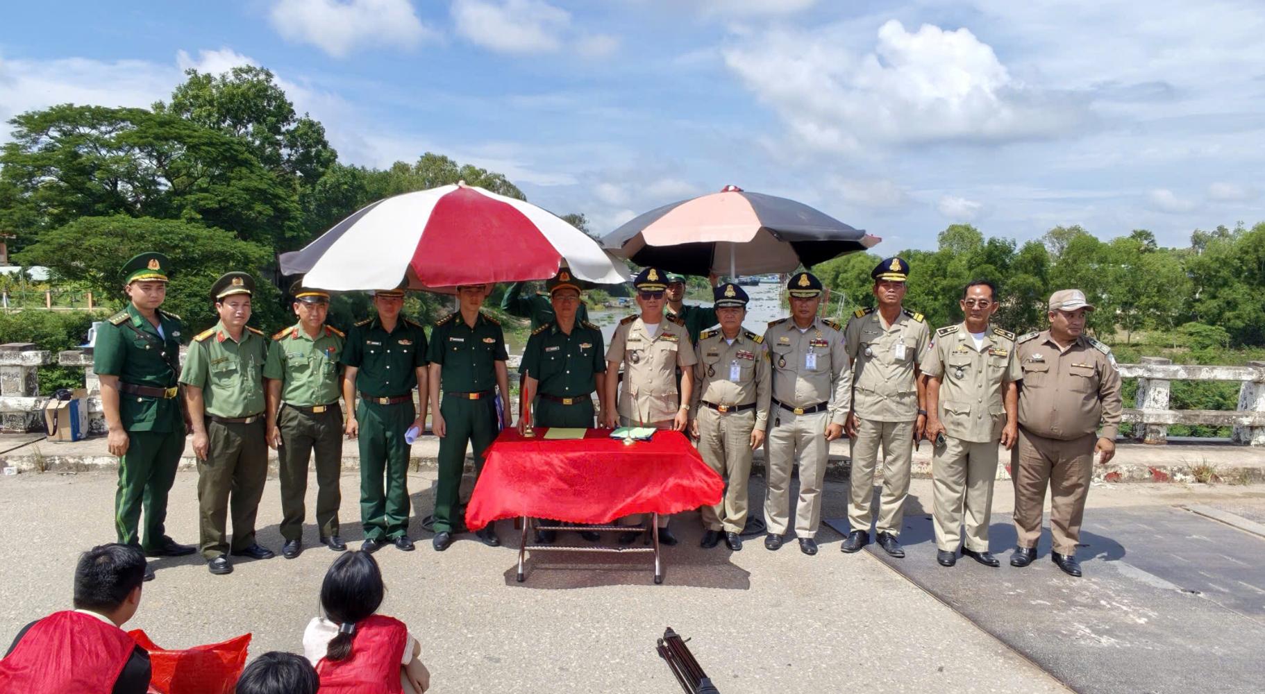 Lực lượng Công an, Bộ đội biên phòng tỉnh Đồng Tháp và phía Campuchia ký biên bản trao trả.jpeg