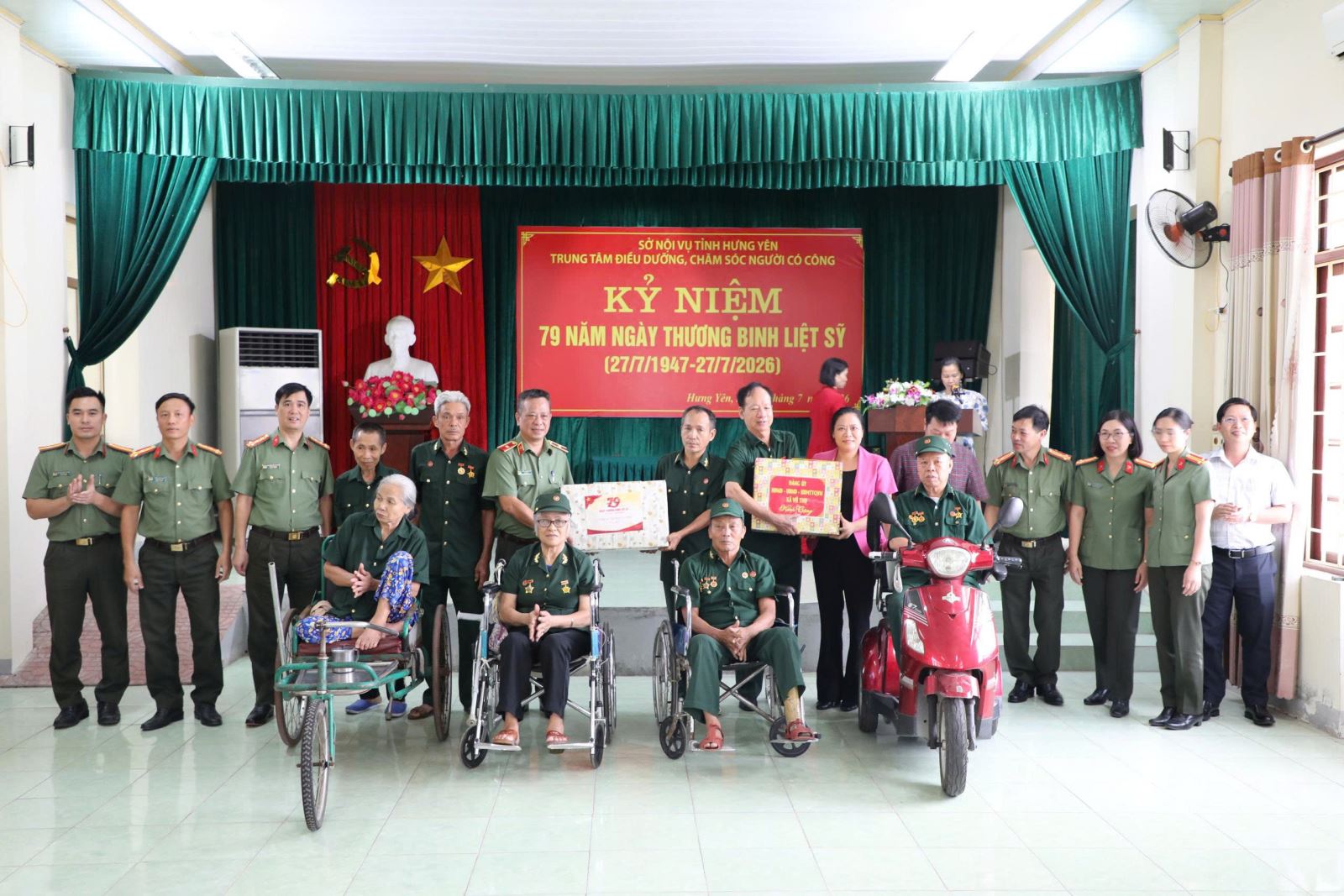 1_ dong chi giam doc tang qua.jpg