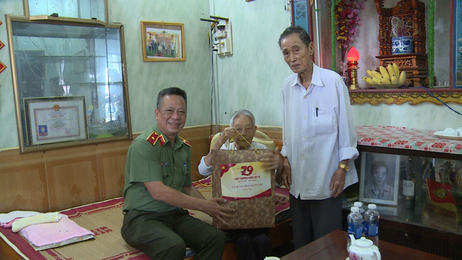 5_ dong chi giam doc cong an tinh tang qua.jpg