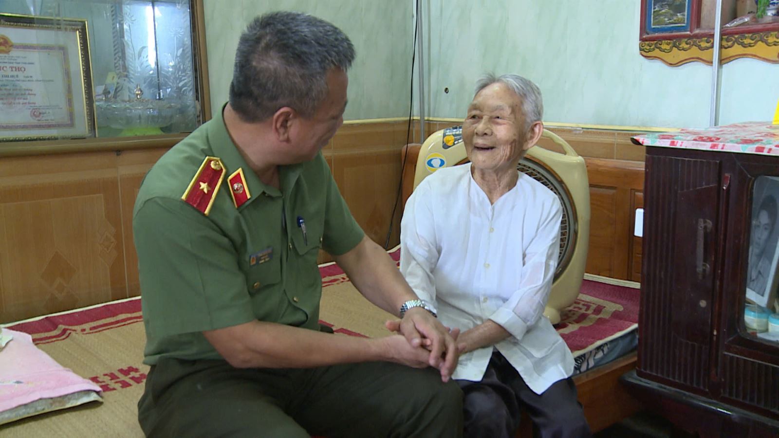 4_ giam doc cong an tham dong vien me viet nam anh hung.jpg