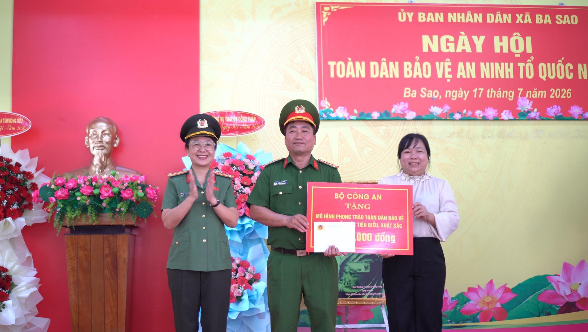 Đại tá Võ Thị Hoài Ngọc - Phó Giám đốc Công an tỉnh trao quà của Bộ Công an cho đại diện địa phương.jpeg