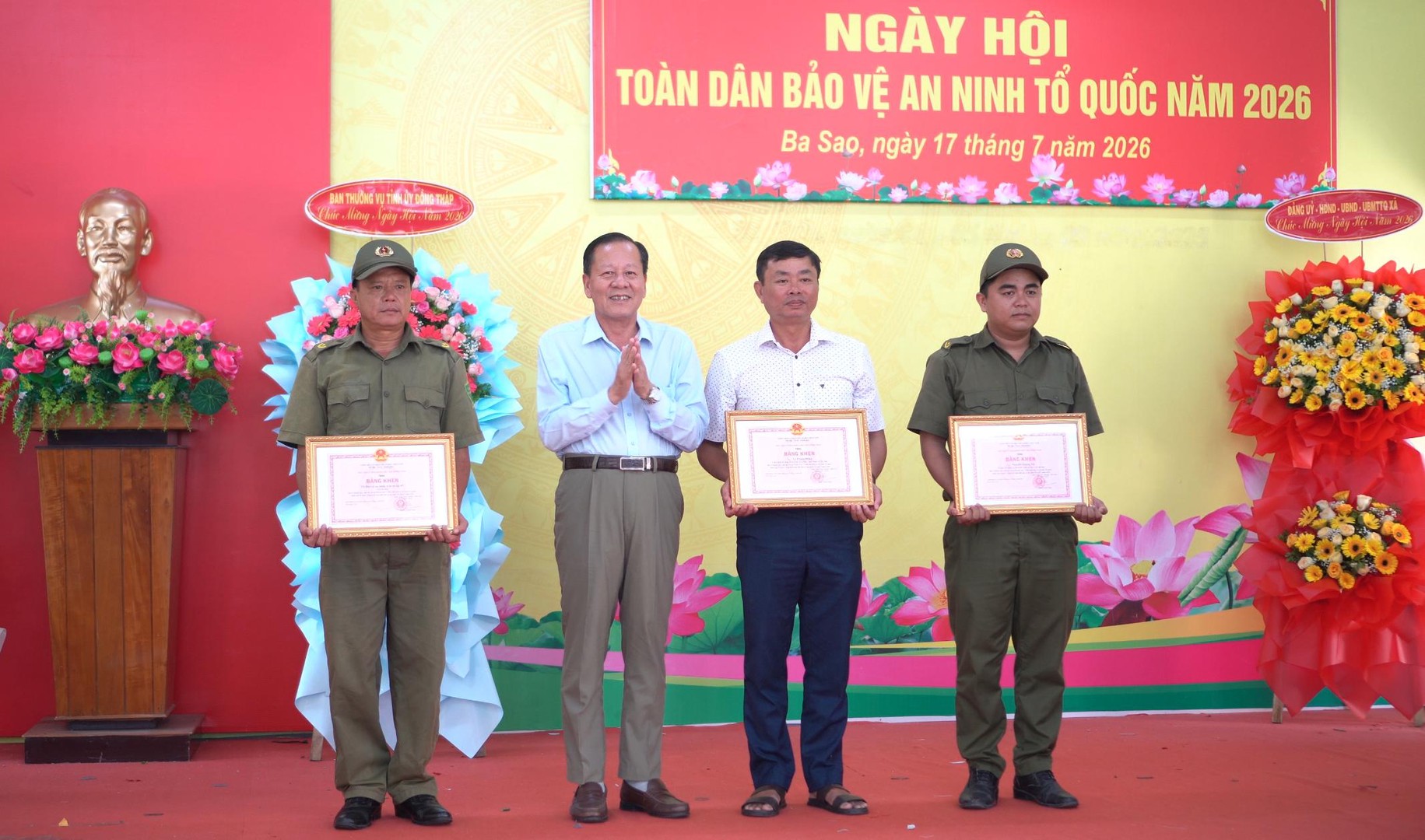 Ông Phan Văn Hợp - Ủy viên BTV Tỉnh ủy trao khen thưởng cho các tập thể, cá nhân xuất sắc.jpeg