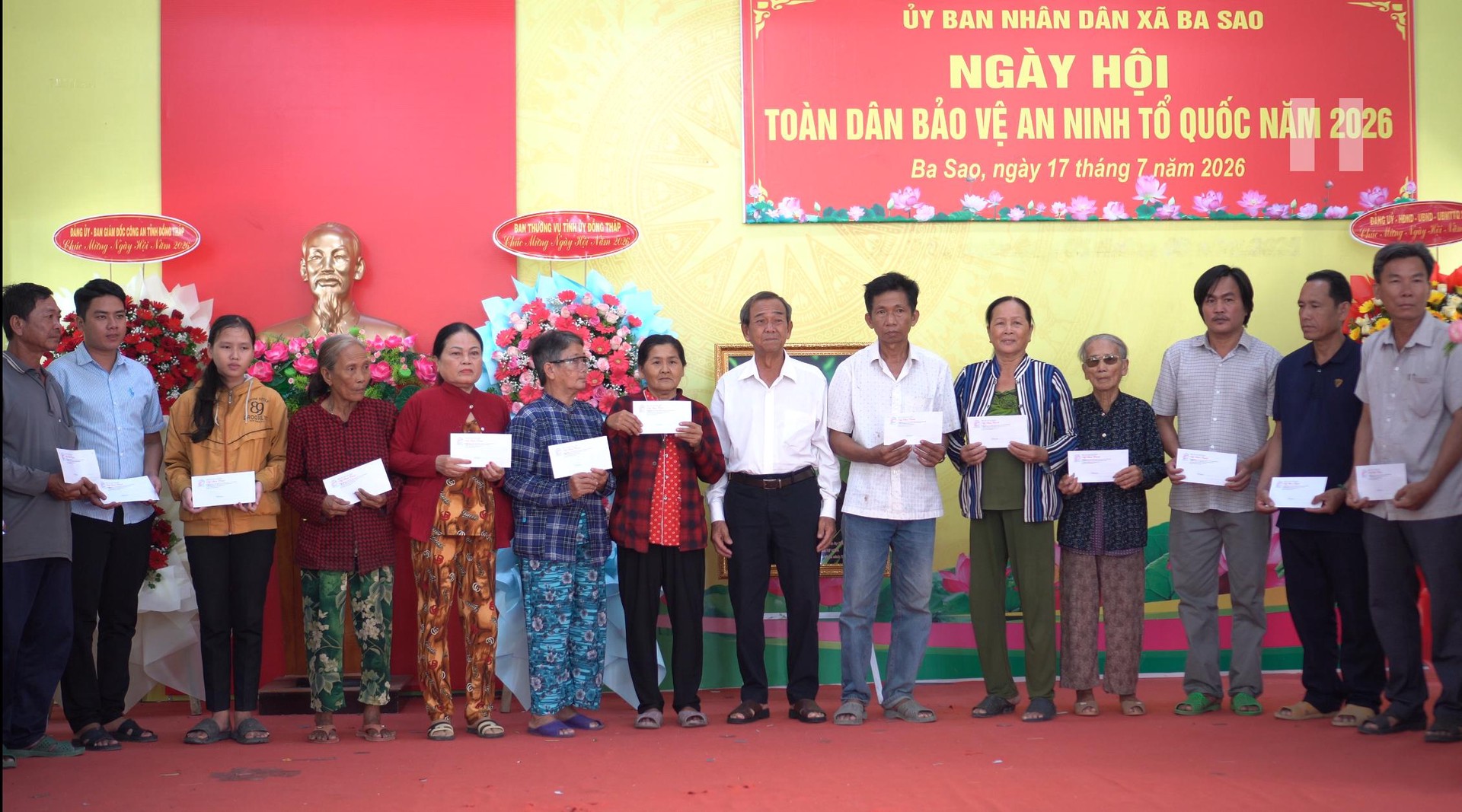 Ban Tổ chức trao quà cho quần chúng nhân dân trên địa bàn xã.jpeg