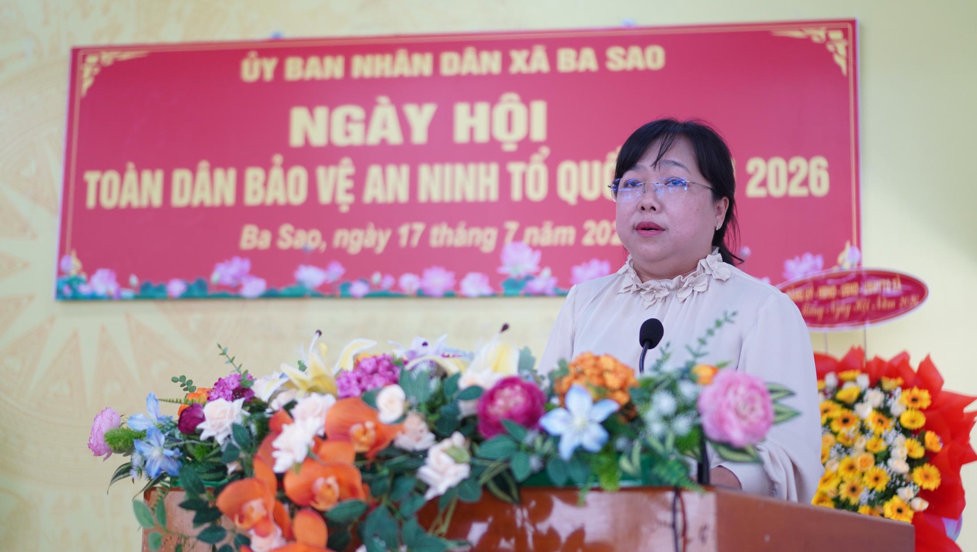 Bà Trương Huyền Trang - Chủ tịch UBND xã Ba Sao đọc diễn văn ôn lại truyền thống Ngày hội toàn dân bảo vệ an ninh Tổ quốc.jpeg
