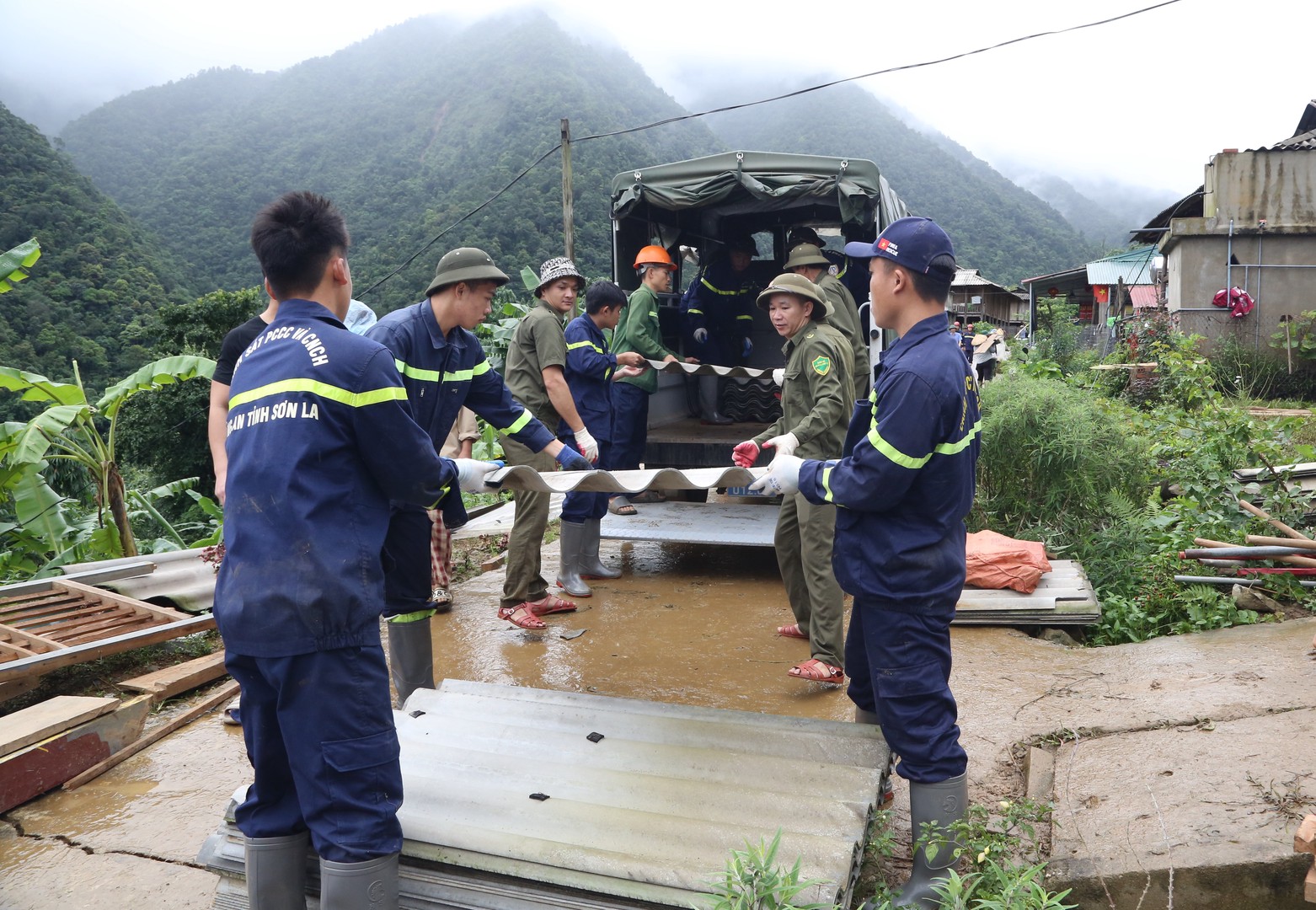 MUA LU 3.Các lực lượng hỗ trợ nhân dân bản Ít, xã Mường La di chuyển tài sản đến nơi an toàn_.jpg