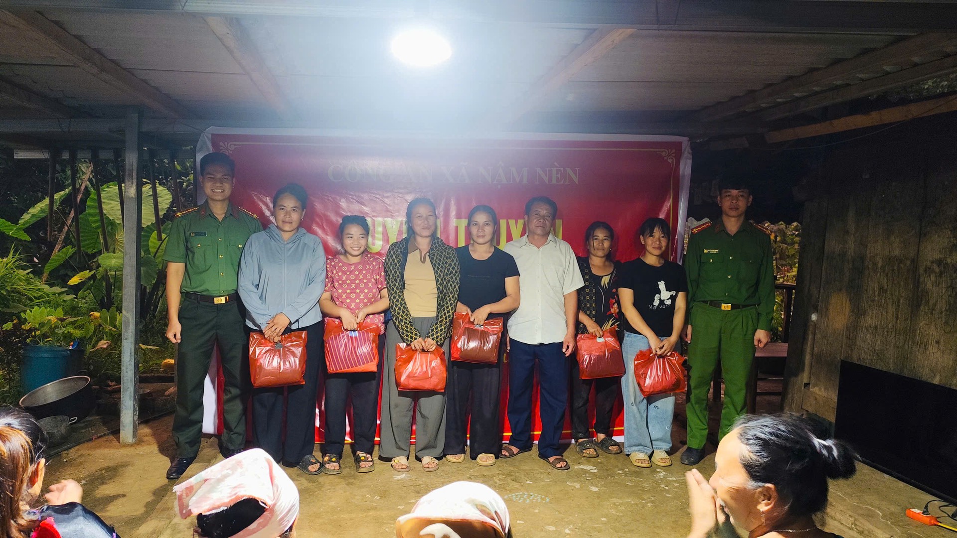 Công An Xã Trao Tặng Quà Các Hộ Gia Đình Có Hoàn Cảnh Khó Khăn Trên Địa Bàn.jpg