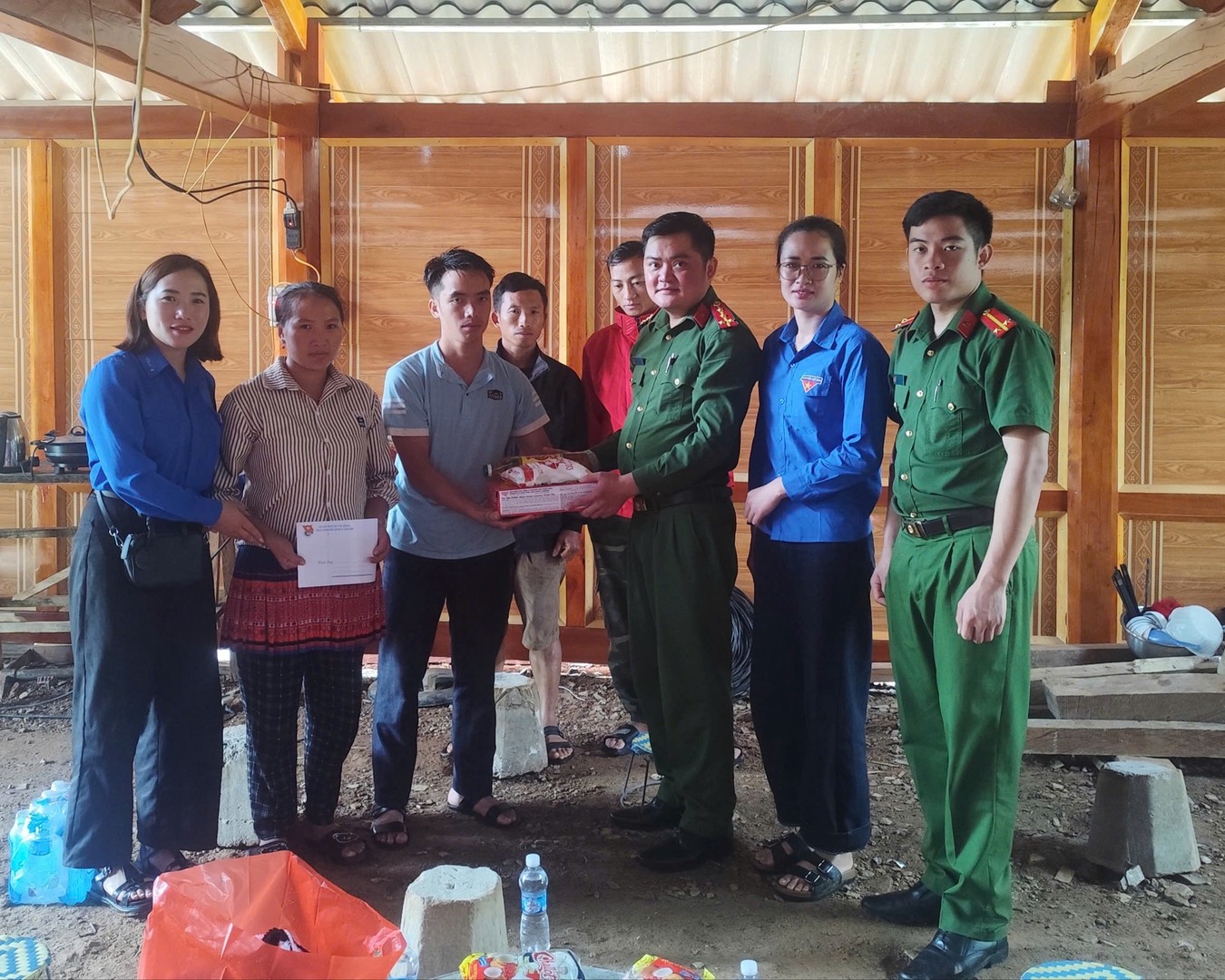 Đoàn Công Tác Công An Xã Nậm Nèn Thăm Hỏi Động Viên Gia Đình Anh Vàng A Chu Trên Địa Bàn.jpg