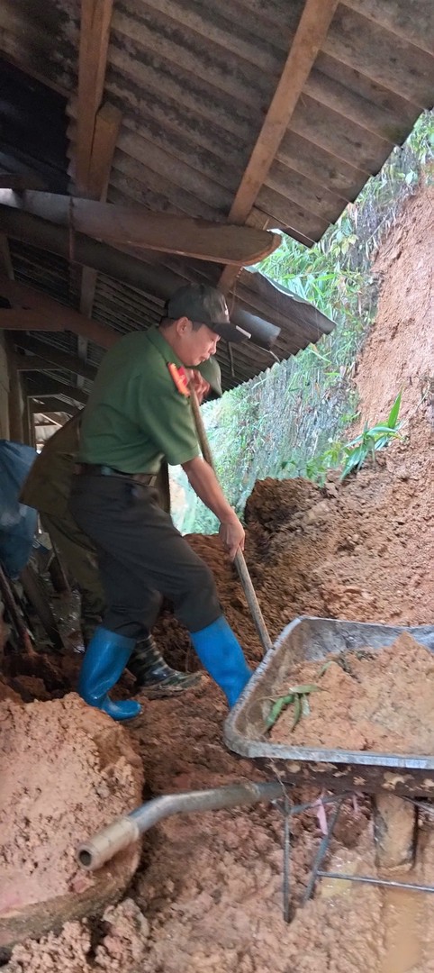 Cán Bộ Công An Xã Pu Nhi Tích Cực Hỗ Trợ Người Dân.jpg