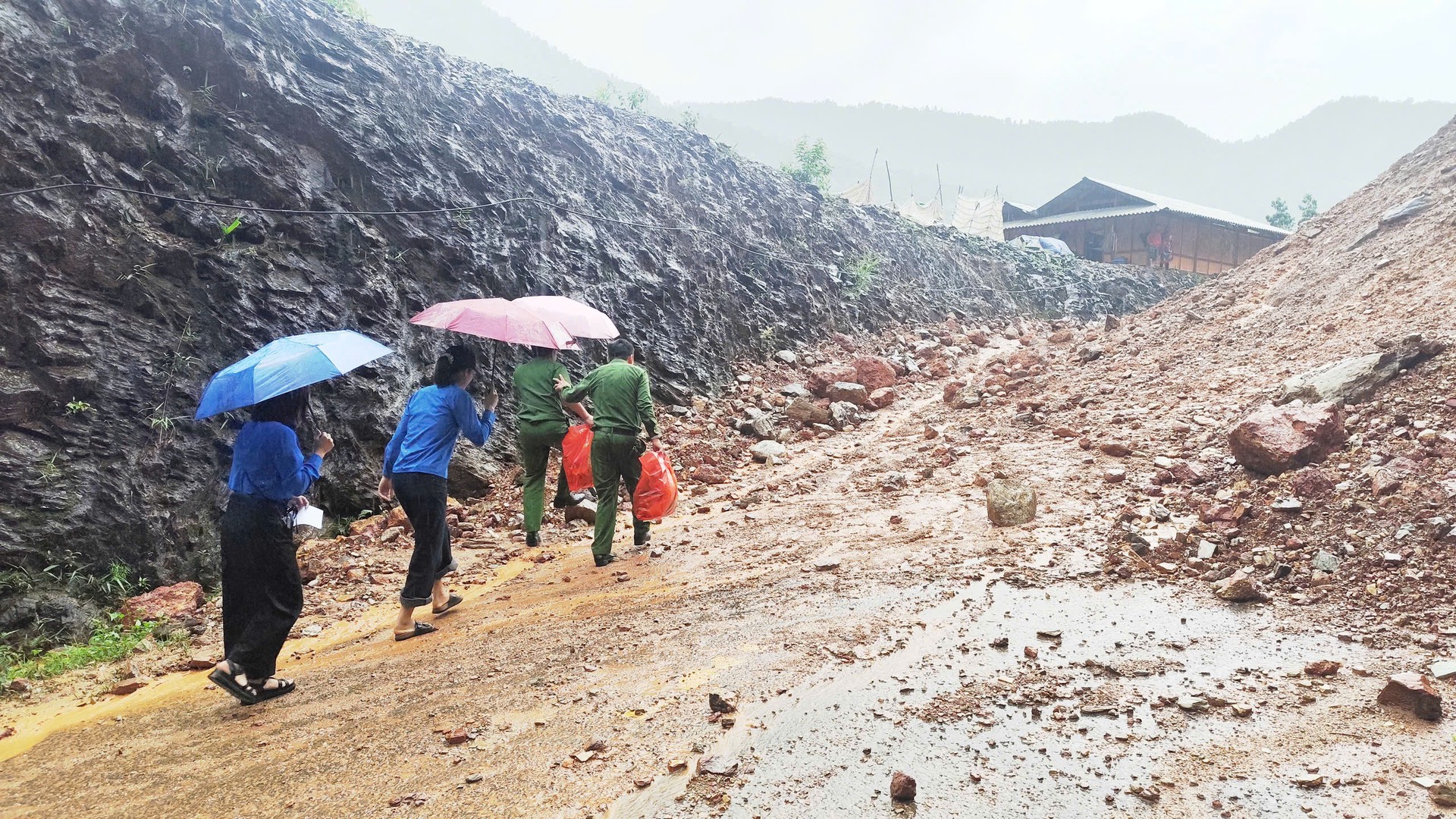 Đoàn Công Tác Công An Xã Nậm Nèn Thăm Hỏi Động Viên Gia Đình Bị Thiệt Hại Nặng Do Sạt Lở Đất.jpg