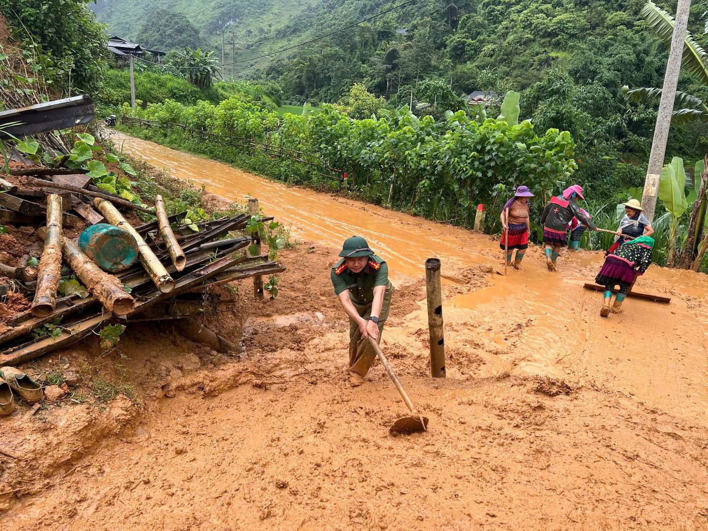 Cán Bộ Công An Xã Sín Chải Tích Cực Hỗ Trợ Hộ Dân Khắc Phục Hậu Quả Sạt Lở.jpg