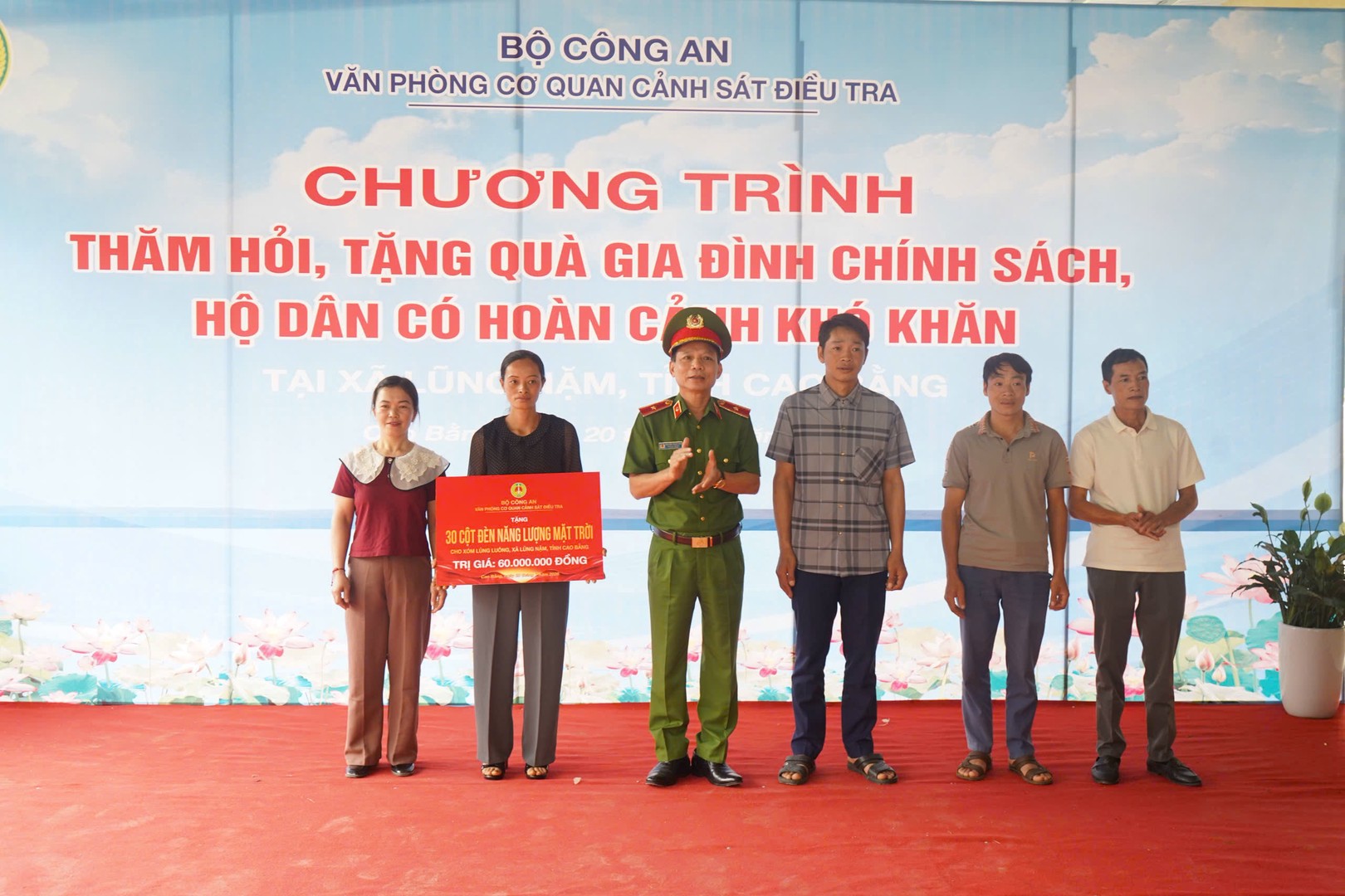 Đoàn công tác trao 60 triệu đồng cho các xóm trên địa bàn xã Lũng Nặm để lắp đặt đèn năng lượng mặt trời.jpg