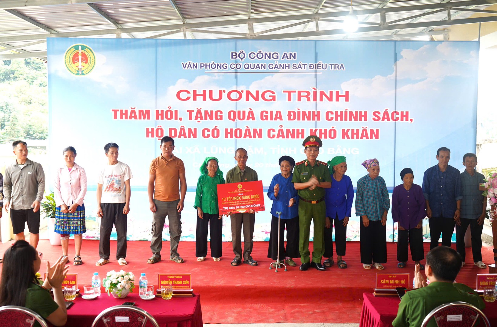 Thiếu tướng Nguyễn Thanh Sơn, Phó Chánh Văn phòng Cơ quan Cảnh sát điều tra Bộ Công an trao quà cho các gia đình chính sách, người có công với cách mạng.jpg