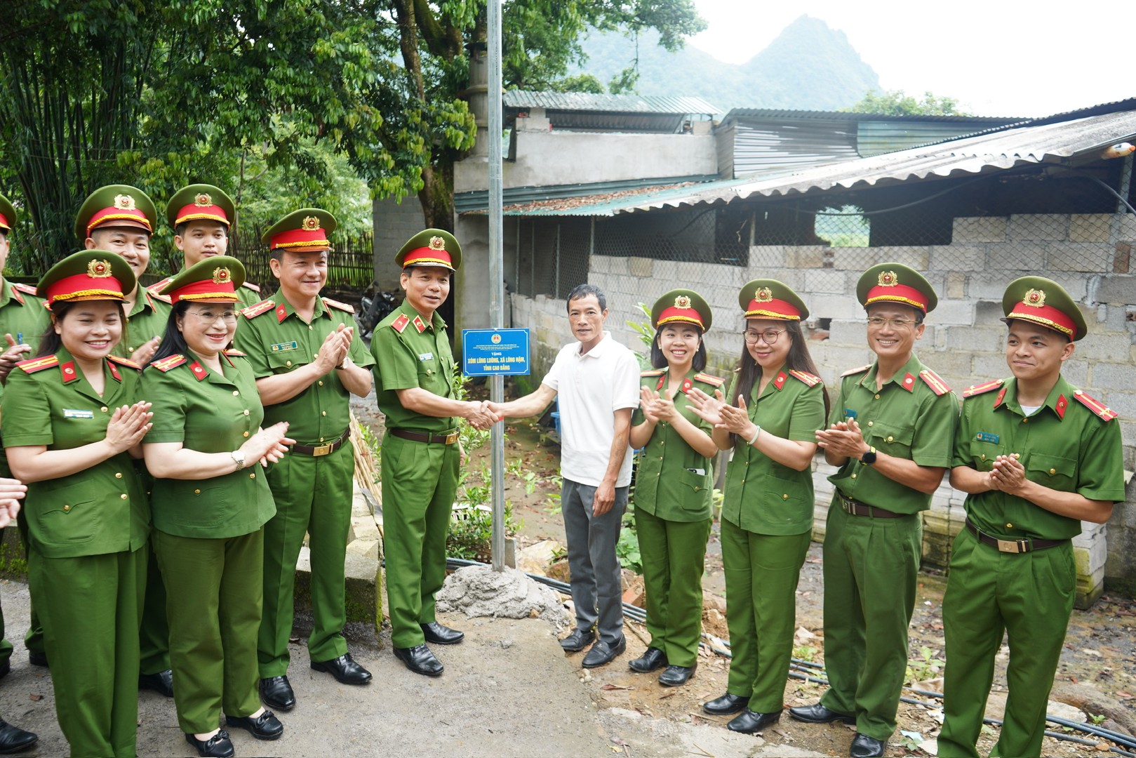 Các đại biểu thực hiện nghi thức khởi công công trình lắp đặt đèn năng lượng mặt trời tại xã Lũng Nặm.jpg