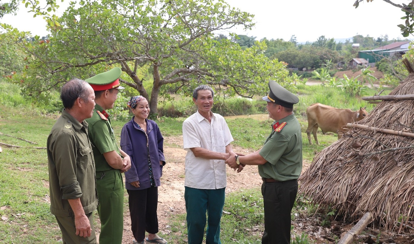 Trao sinh kế, góp phần xây dựng “thế trận lòng dân” vững chắc từ cơ sở2.jpg