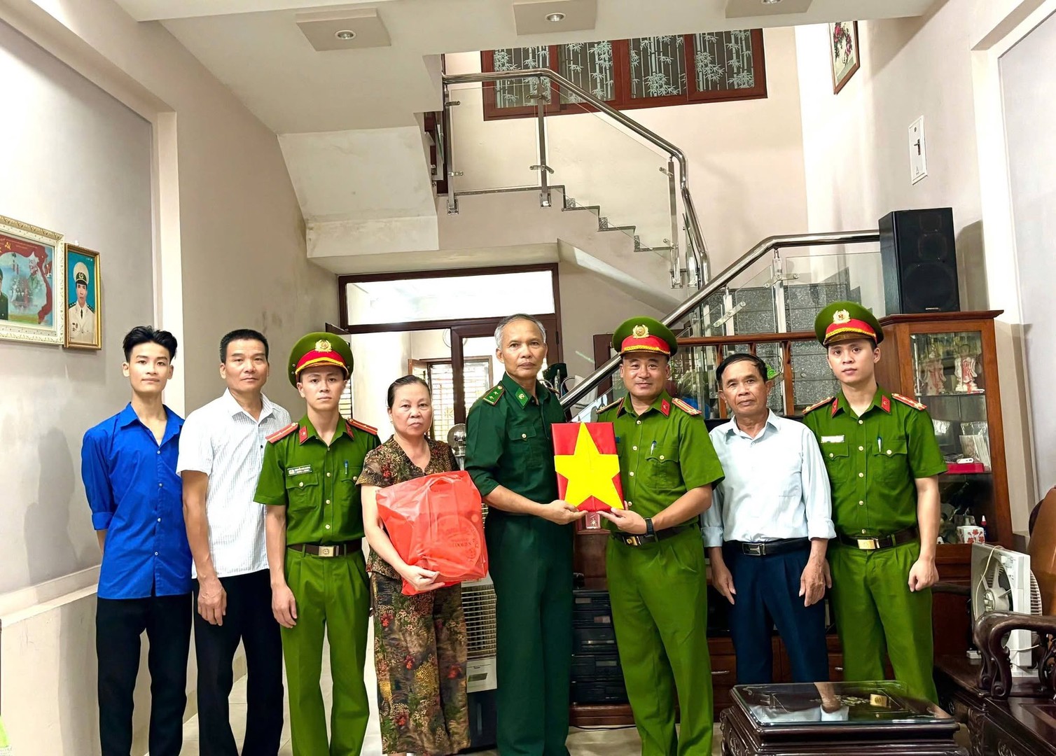 đa mai tặng ảnh liệt sĩ.jpg