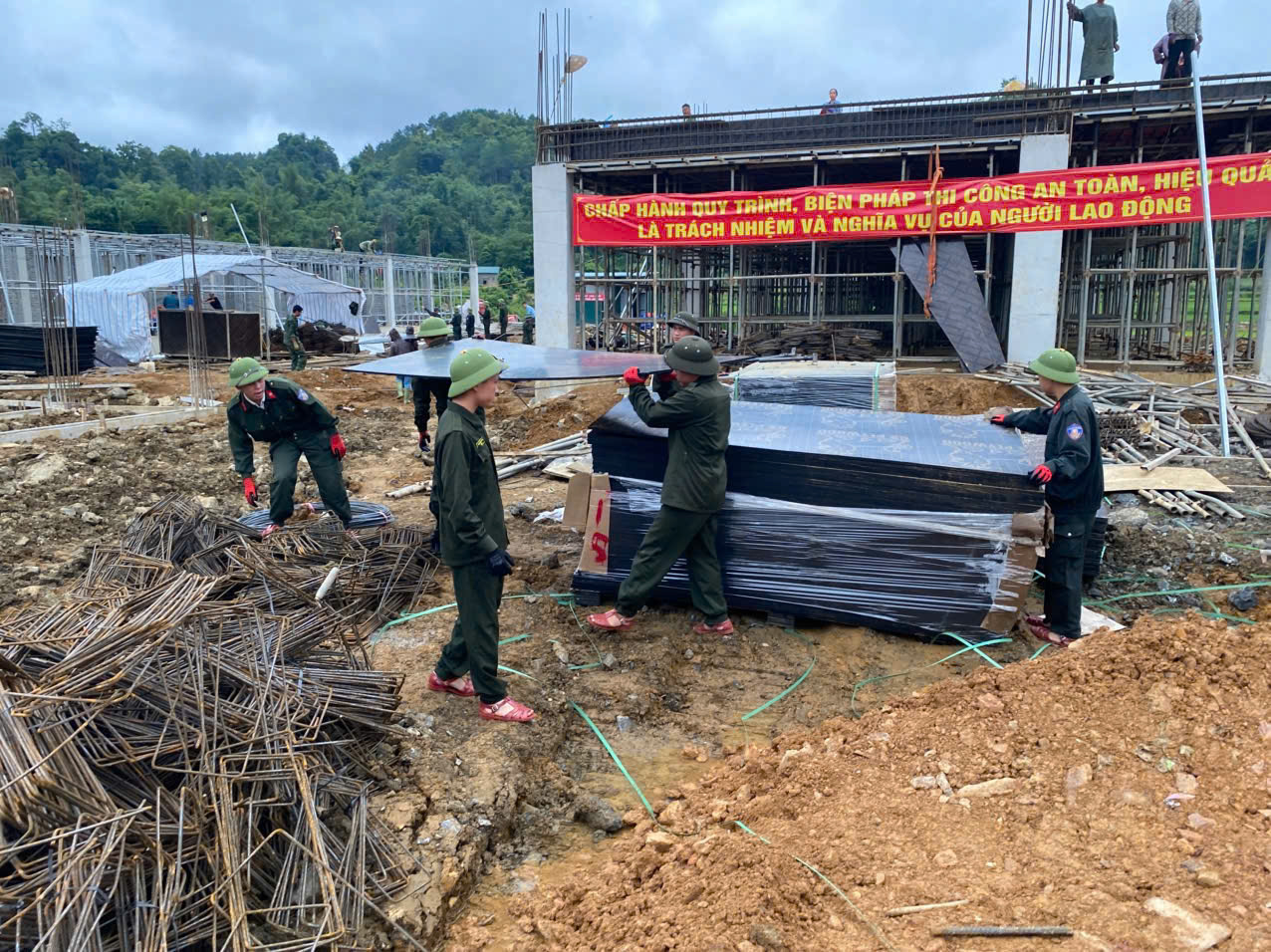 Cán bộ, chiến sĩ Phòng Cảnh sát cơ động phối hợp vận chuyển vật liệu xây dựng, góp phần đẩy nhanh tiến độ thi công công trình..jpg