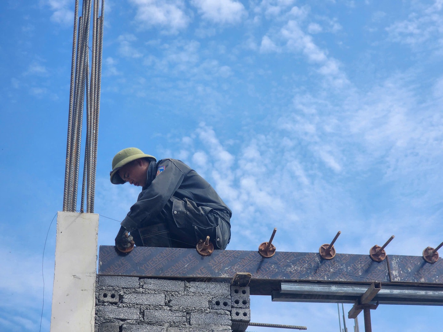 Dưới điều kiện thời tiết khắc nghiệt, cán bộ, chiến sĩ vẫn bền bỉ bám công trường, góp sức xây dựng mái trường mới cho học sinh 2.jpg