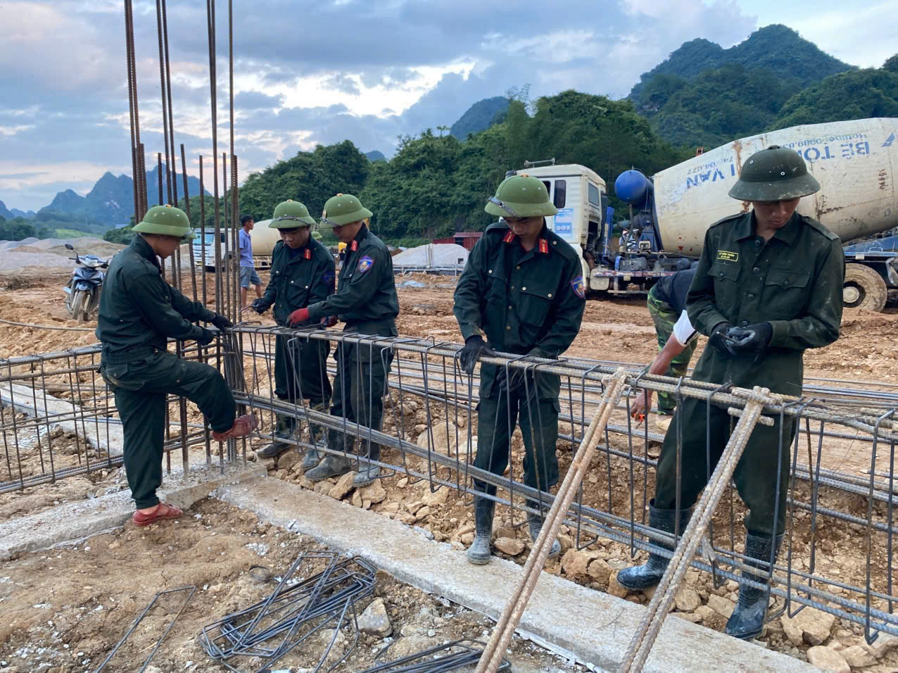 Những đôi tay quen cầm súng nay tỉ mỉ buộc từng mối thép, góp sức dựng xây ngôi trường mới nơi vùng biên cương..jpg