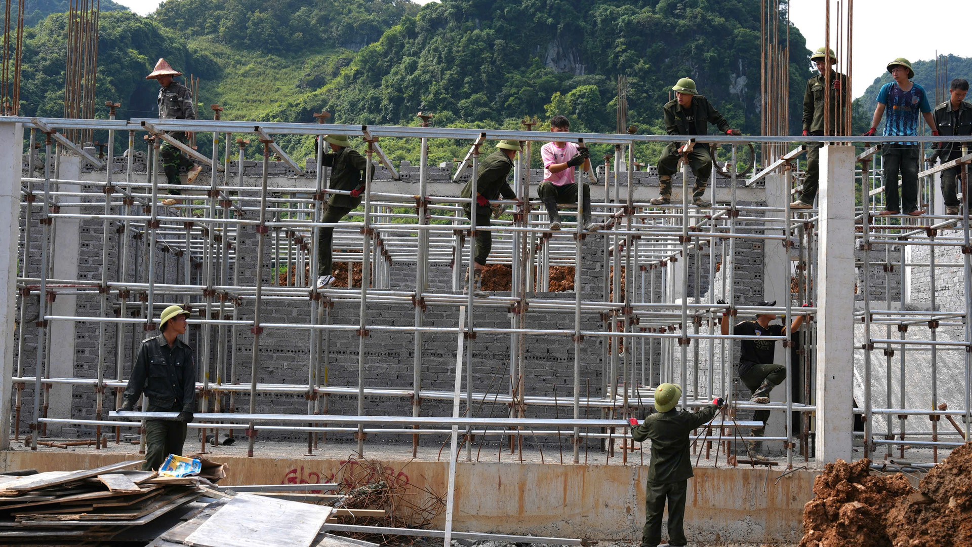 Mỗi phần việc, từ lắp dựng giàn giáo đến hỗ trợ thi công các hạng mục, đều được cán bộ, chiến sĩ thực hiện với tinh thần trách nhiệm.jpg