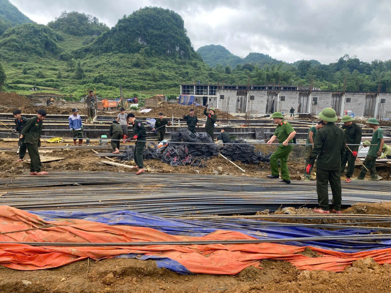 Những cán bộ, chiến sĩ Phòng Cảnh sát cơ động hòa mình vào không khí lao động khẩn trương trên công trường xây dựng Trường Phổ thông nội trú.jpg
