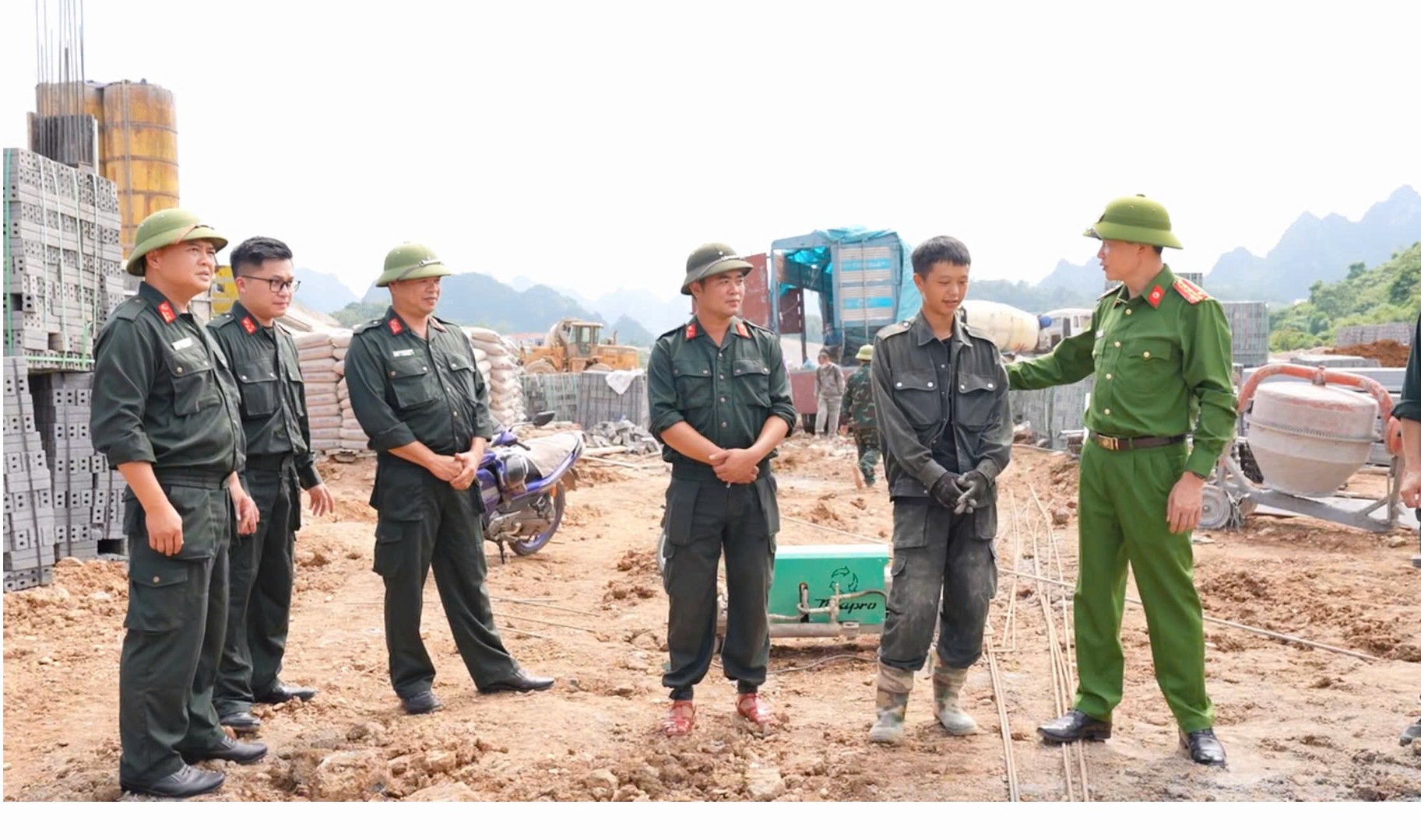 Đại tá Đoàn Hồng Hiệu, Phó Giám đốc Công an tỉnh thăm hỏi, động viên cán bộ, chiến sĩ đang thực hiện nhiệm vụ tại công trường xd.jpg