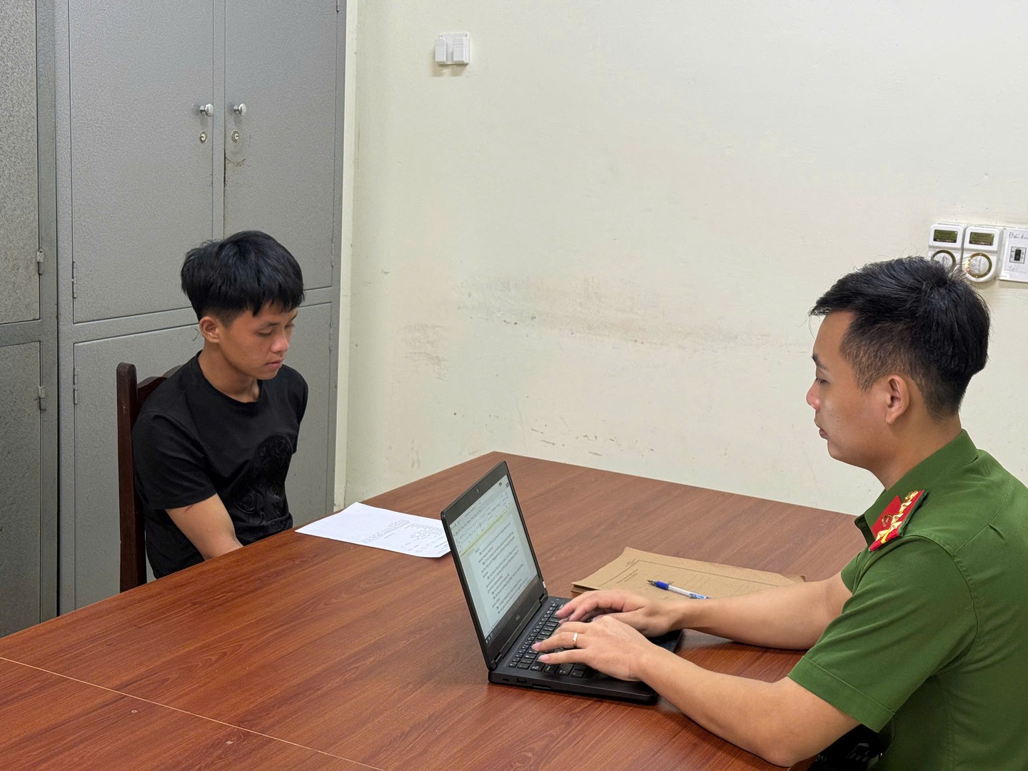 Cán bộ Phòng Cảnh sát hình sự lấy lời khai đối tượng Hoàng Minh Sơn.jpg