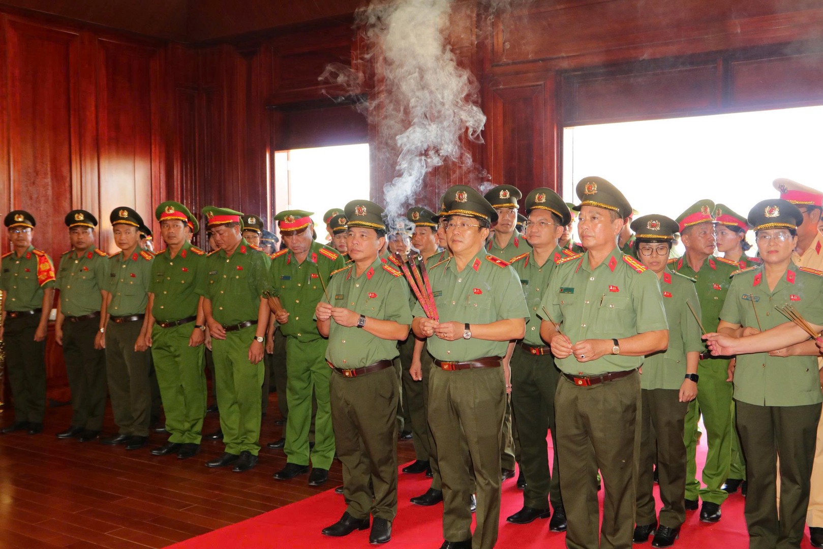 Giám đốc Công an tỉnh Đồng Tháp cùng cán bộ, chiến sĩ dâng hương tại Khu lưu niệm An ninh Khu VIII, xã Mỹ Hiệp, tỉnh Đồng Tháp.jpg
