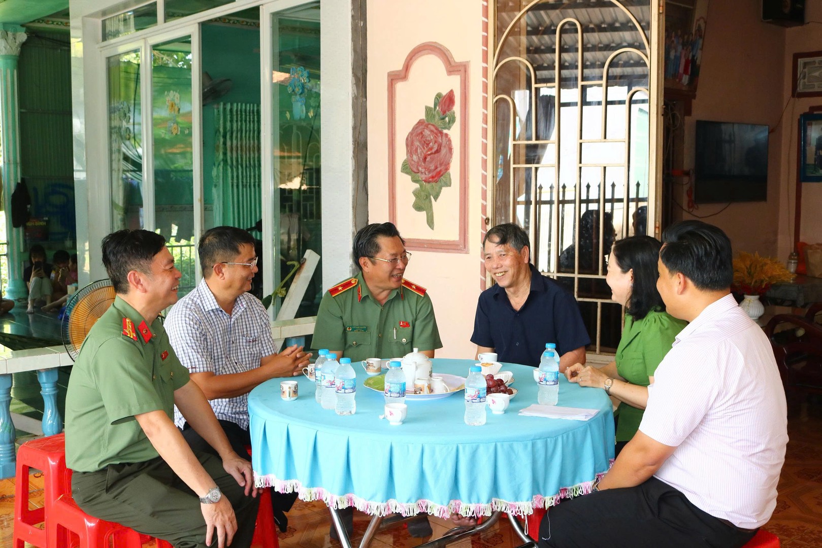 Giám đốc Công an tỉnh thăm hỏi, động viên gia đình chính sách tại xã Bình Thành, tỉnh Đồng Tháp.jpg